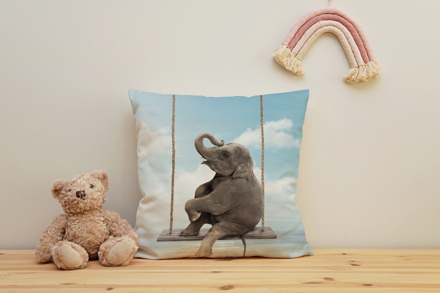queence Dekokissen Elefant auf Schaukel, Kissenhülle mit HD Premium Druck, geruchsneutral, 40x40cm
