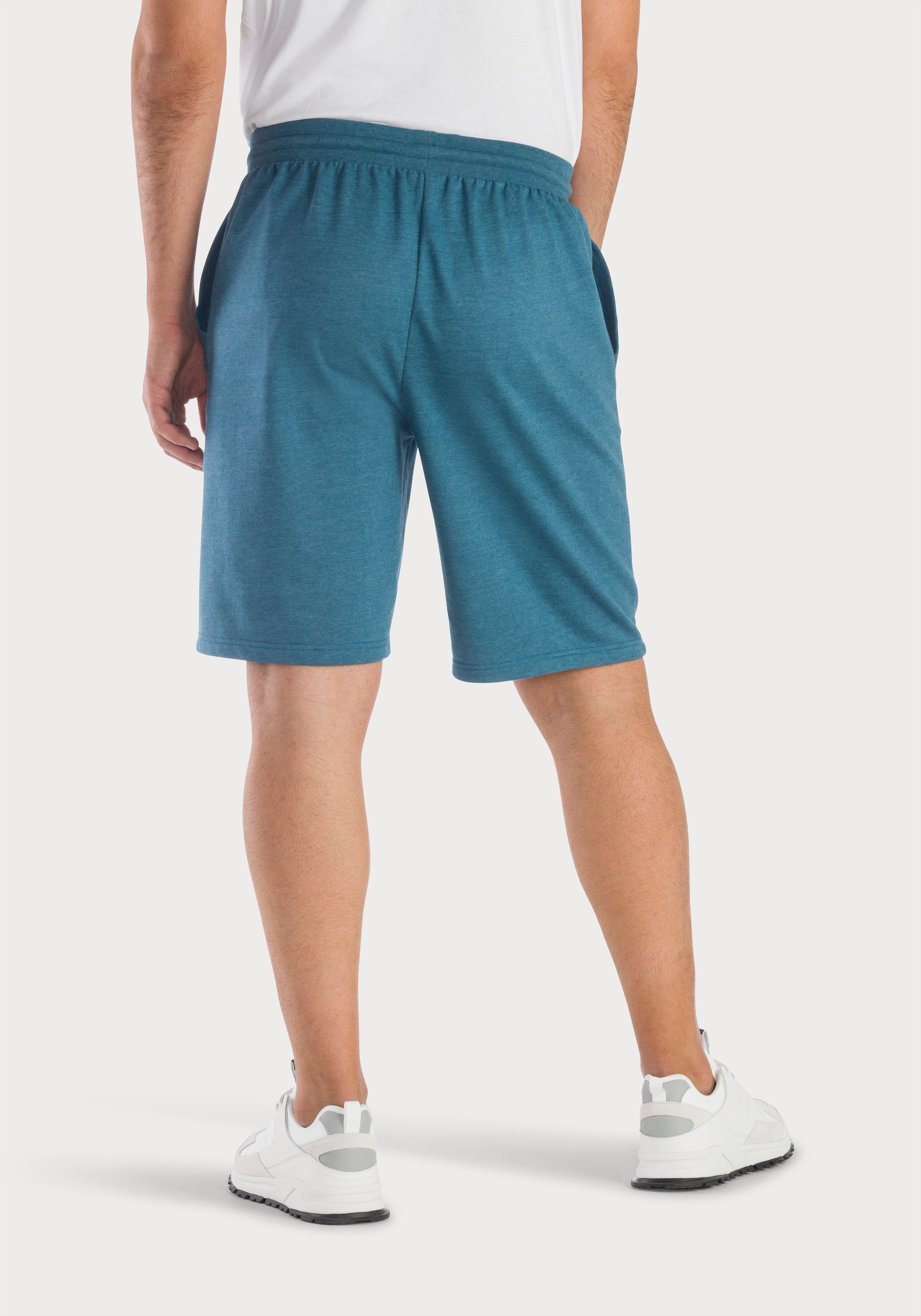 Bench. Loungewear Sweatshorts mit seitlichen Taschen, Kleiner Logo-Print  auf dem linken Bein