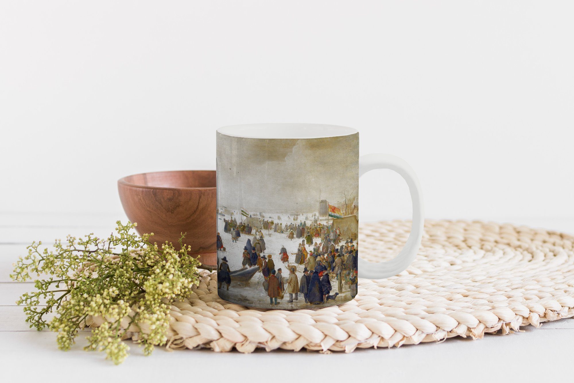 Avercamp, Teetasse, - Gemälde Tasse MuchoWow Geschenk Becher, Kaffeetassen, Keramik, auf Hendrick Kanal Teetasse, einem Winterszene von