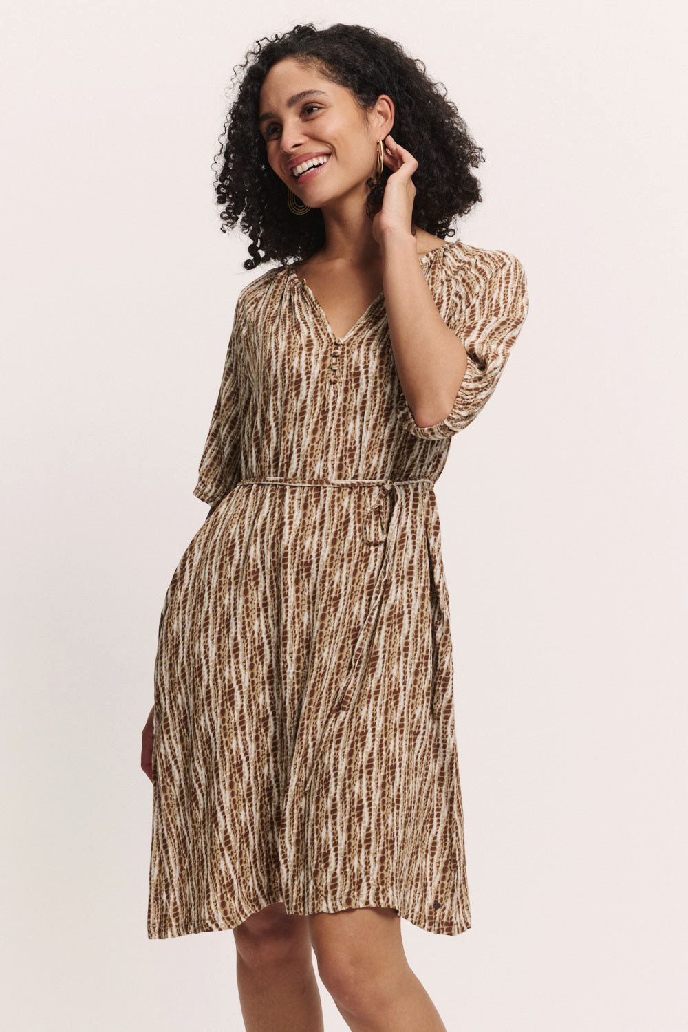 Tranquillo Sommerkleid Kleid Saraah aus Crinkel EcoVero™ Viskose Crinkle-EcoVero™-Kleid mit flexiblem Bindegürtel