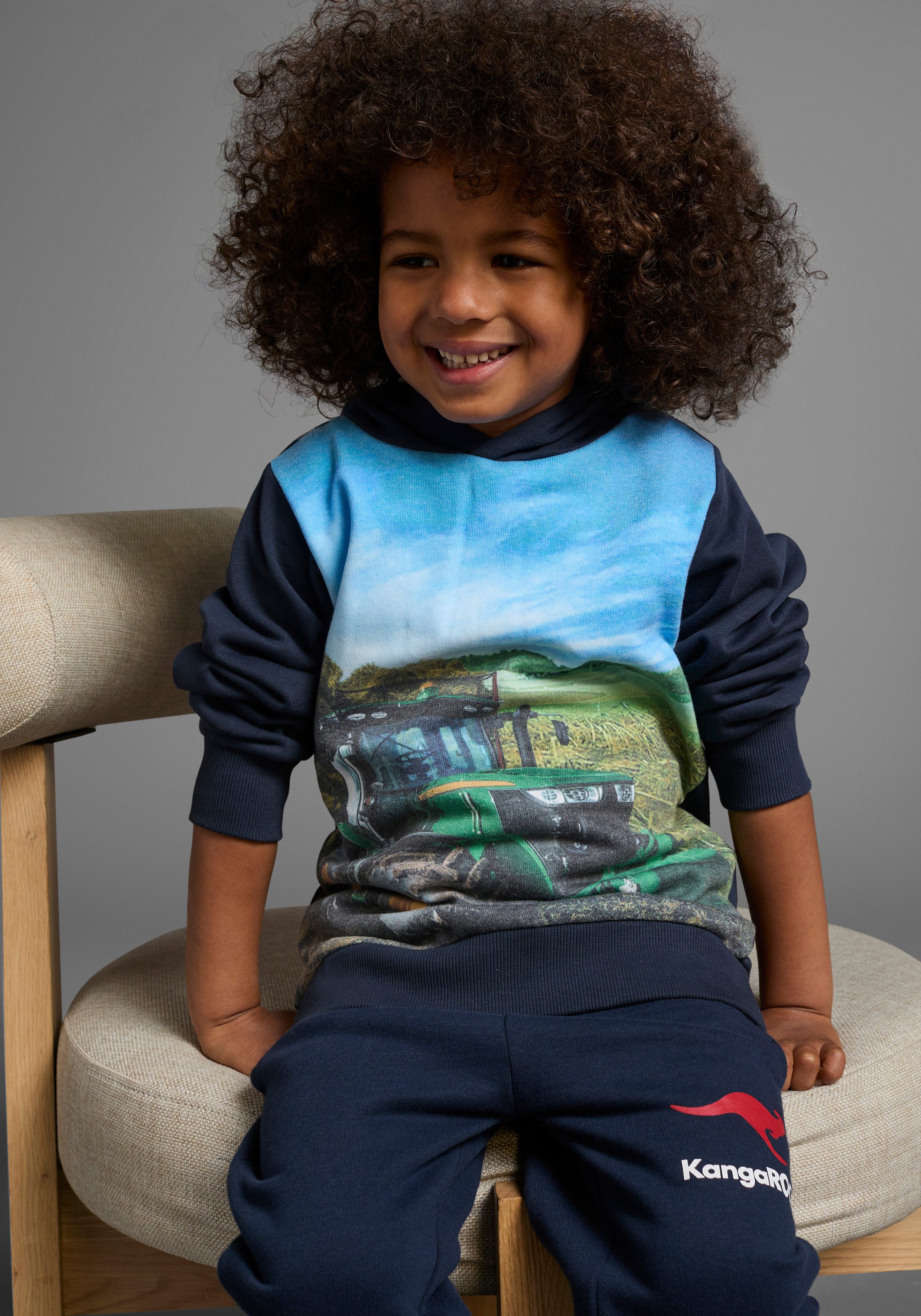 KIDSWORLD Kapuzensweatshirt Traktor - Fotodruck bedrucktes Design, aus angerauter Sweatware, mit Rippbündchen