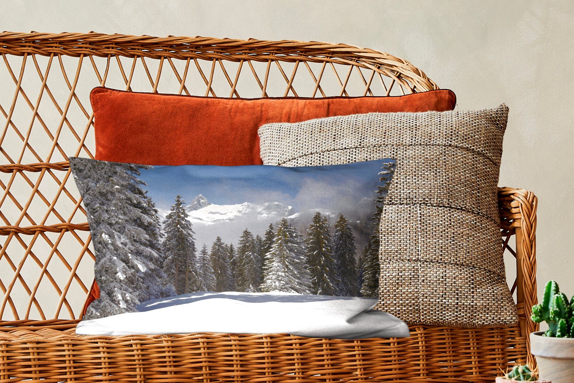 Dekoration, eine Zierkissen, Die weihnachtliche, schaffen mit Wohzimmer schneebedeckten MuchoWow Füllung, Schlafzimmer in den Dekokissen Bergen Dekokissen Bäume