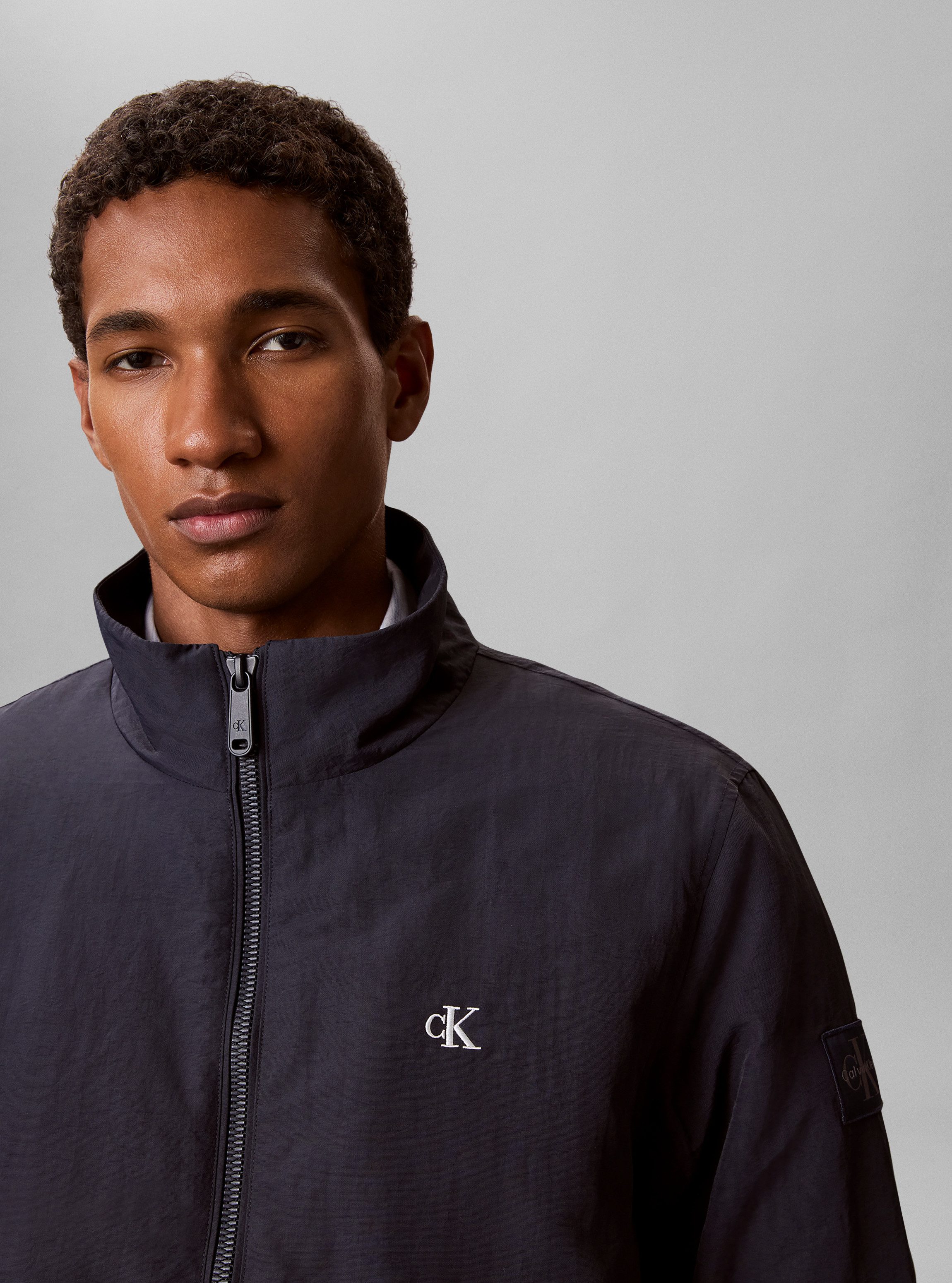Calvin Klein Jeans Blouson Stehkragen, 2-Wege-Zipper, Regular Fit, wattiert – Bild 2 von 5