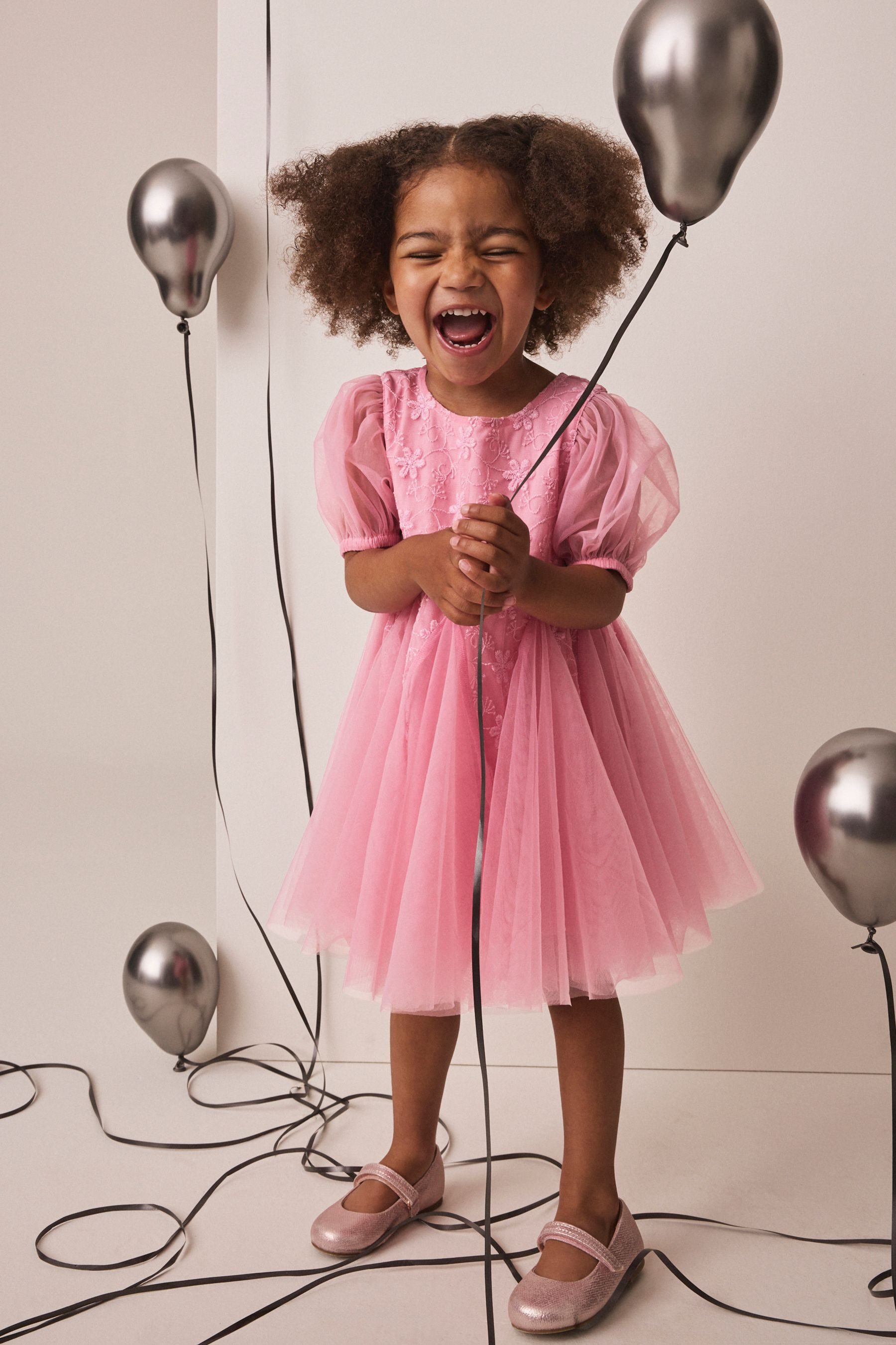 Next Partykleid Festliches Godet-Kleid mit plastischer 3D-Blume (1-tlg)