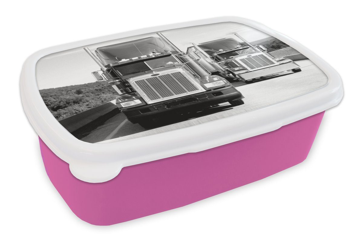 MuchoWow Lunchbox Lastwagen auf der Autobahn - schwarz und weiß, Kunststoff, (2-tlg), Brotbox für Erwachsene, Brotdose Kinder, Snackbox, Mädchen, Kunststoff rosa
