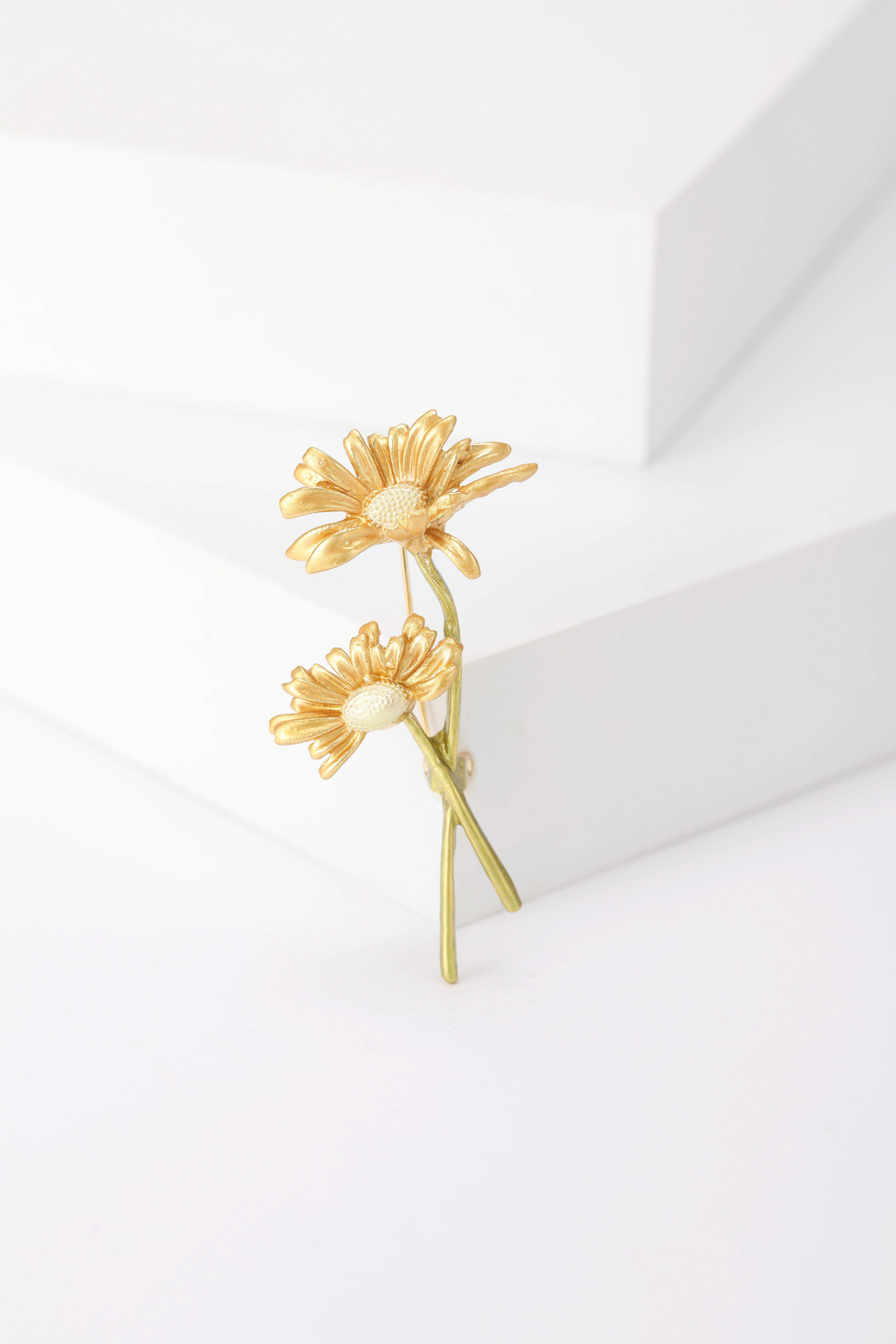MayTree Brosche "Margaritenblüte", gold (Stück, 1-tlg), Metallbrosche in Form zwei goldenen Margaritenblüten