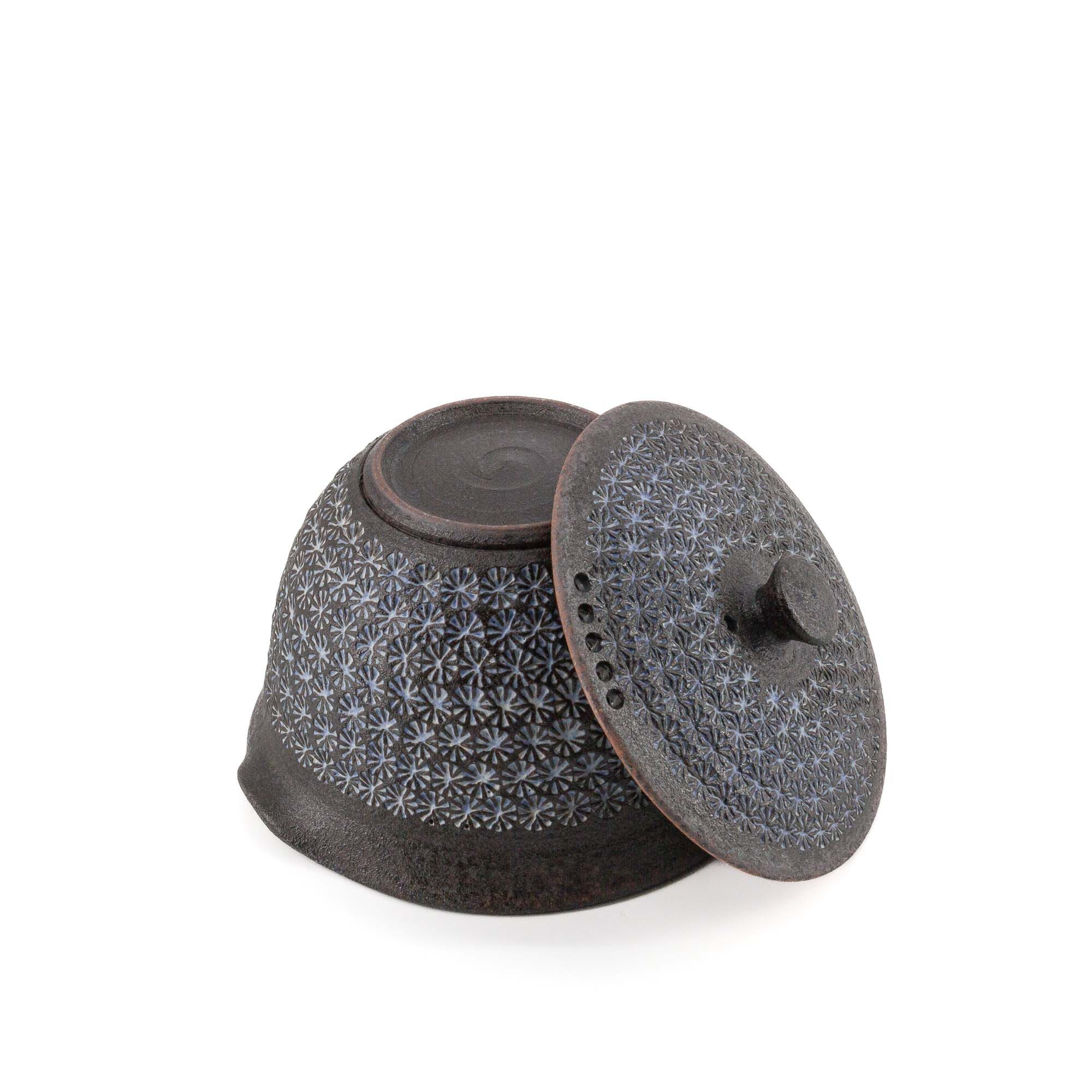 teayumi Teekanne NANBAN MISHIMAZUME Kyusu Keramikkanne 280 ml Schwarz Blau, 280 l, (2-teilig), Integriertes Tonsieb