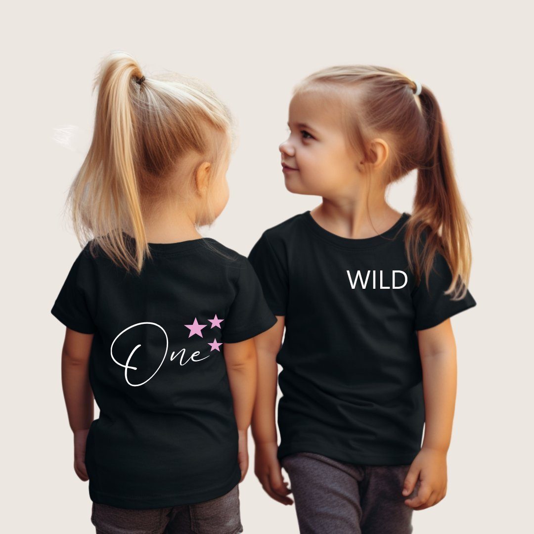 Vorder- Druck, Wild Rosa mit und One Kinder - Babyshirt Shirt Sterne Spruch Rükseite, Print-Shirt T-Shirt Lounis Kindermode - -