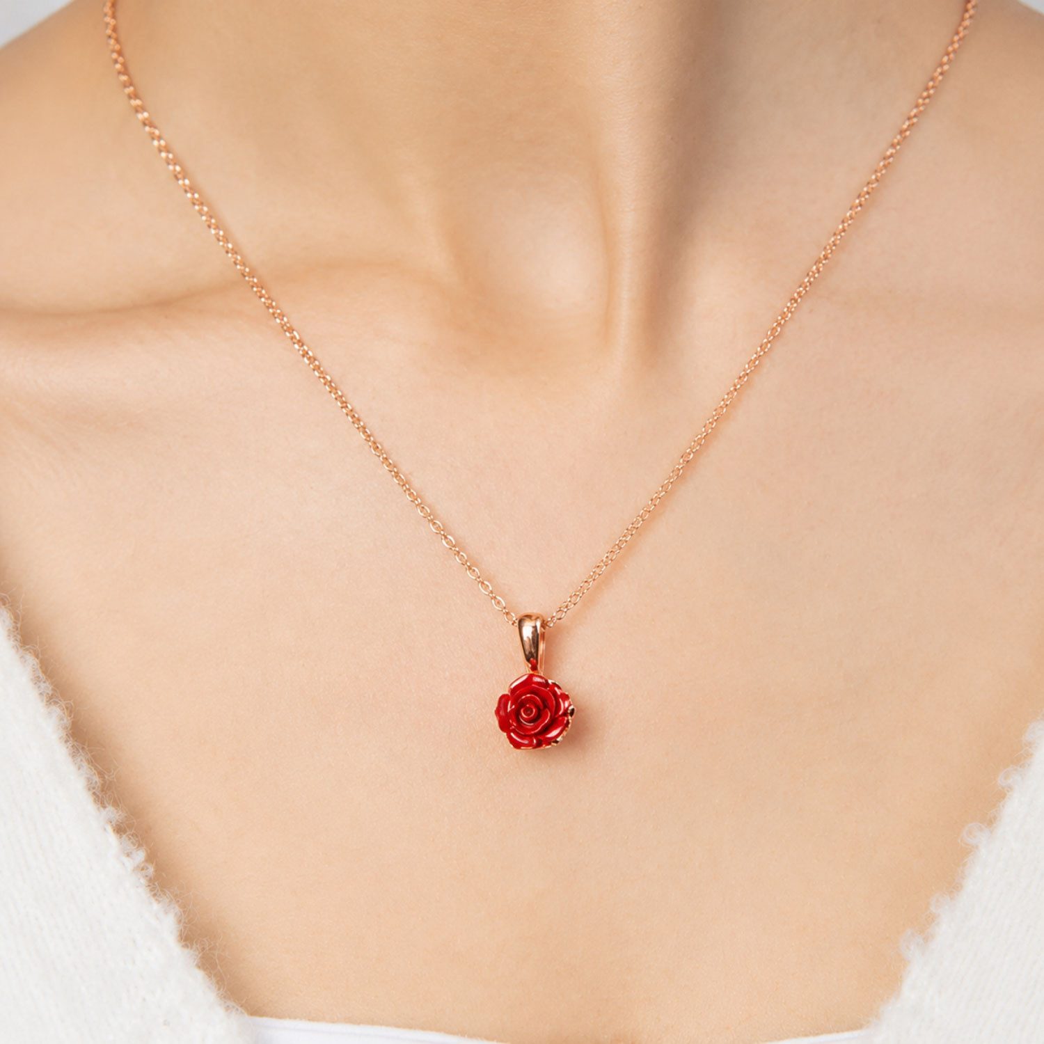 Jungengel Kette mit Einhänger Damen Halskette Rosen Anhänger Rot Roségold Blumenkette Schmuck (Halskette mit Rosen-Anhänger inklusive Holzbox), 3D-Rosenanhänger – Bild 2 von 3