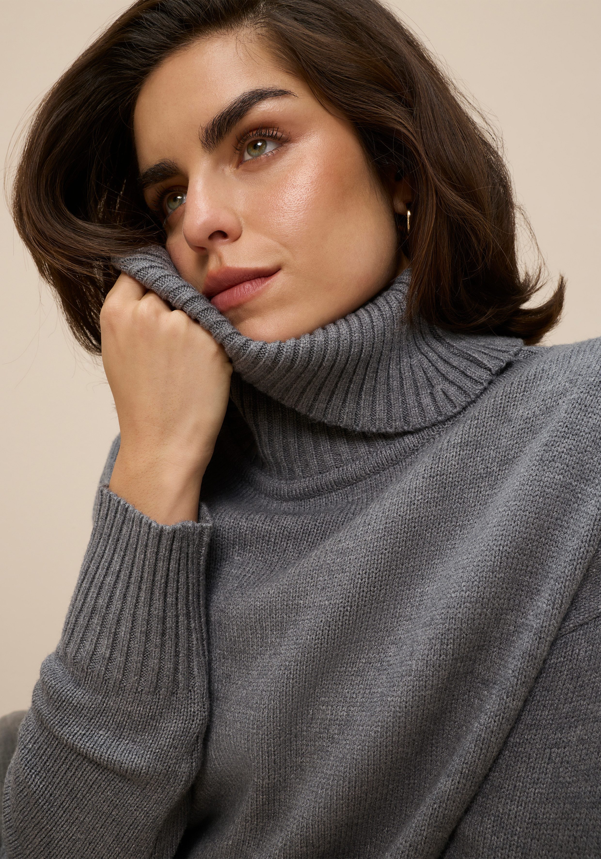 Tamaris Rollkragenpullover in lässiger Form mit seitlichen Schlitzen