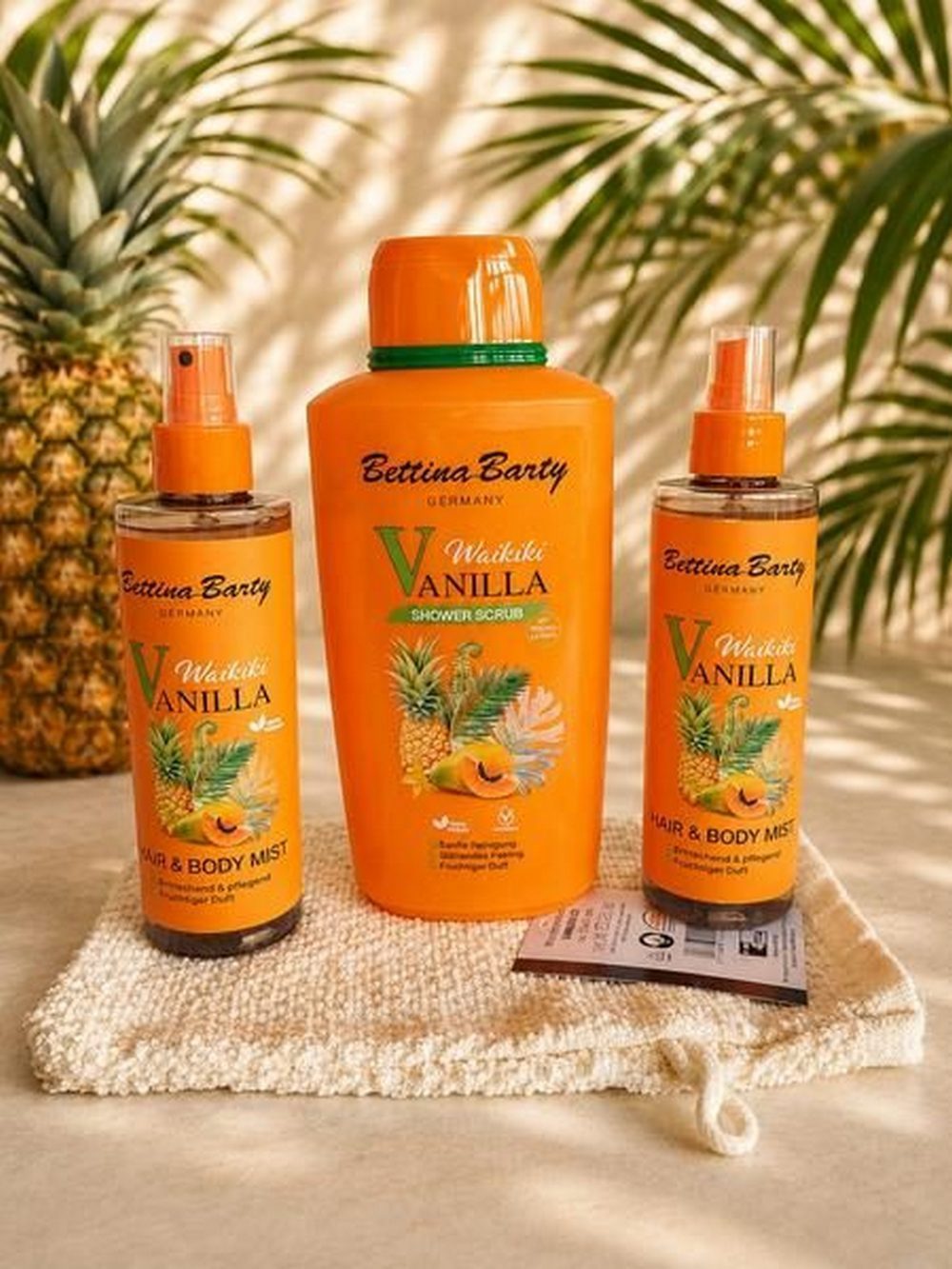 Bettina Barty Pflege-Geschenkset Waikiki Vanilla Geschenkset ShowerScrub, Hair&BodyMist&Waschhandschuh Geschenkset, 100% vegan, pH-Hautfreundlich, Waschhandschuh 100% Baumwolle