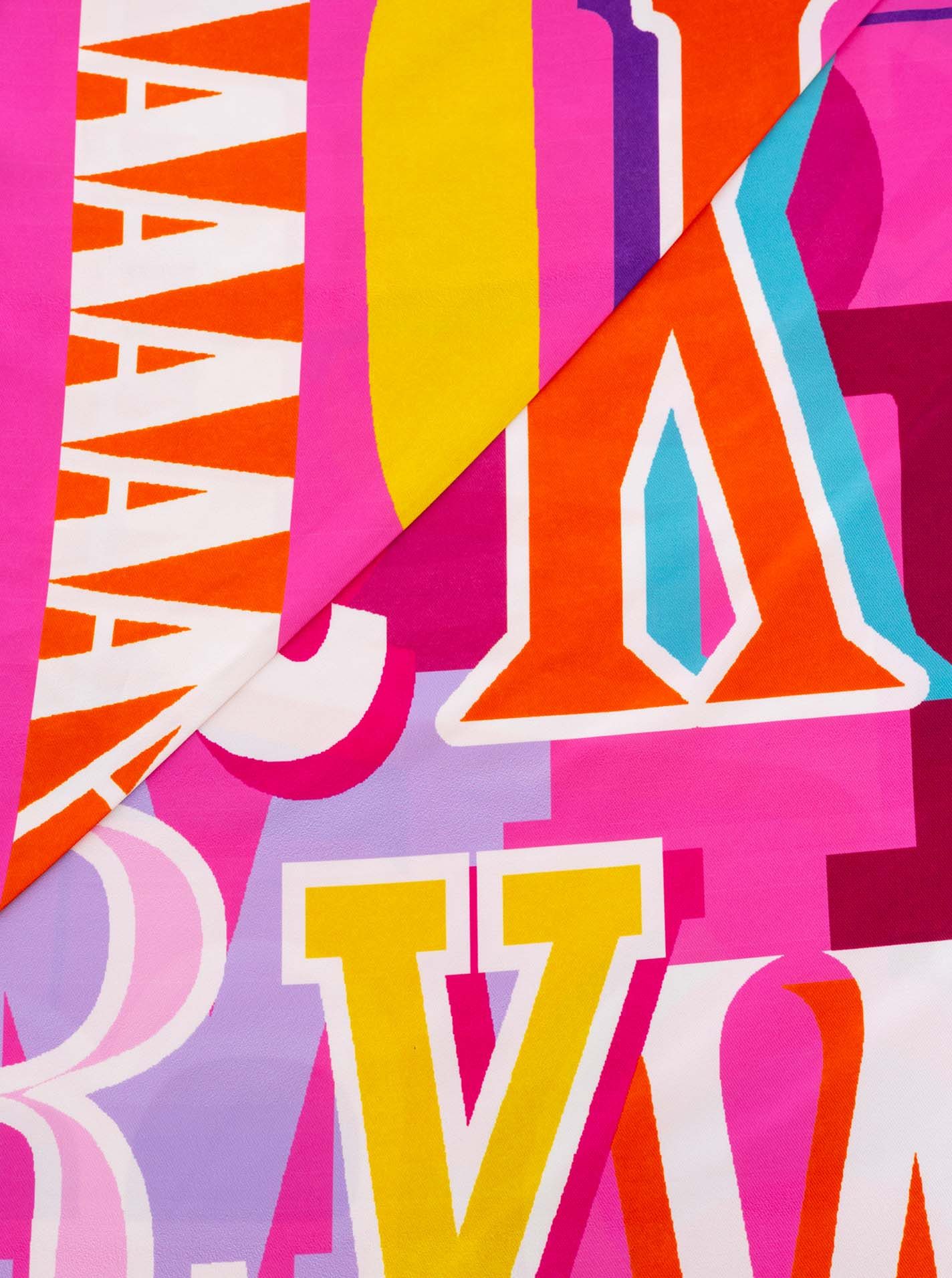 Zwillingsherz Dreieckstuch "Letters", modernes grafisches Buchstaben-Muster, glänzende Oberfläche