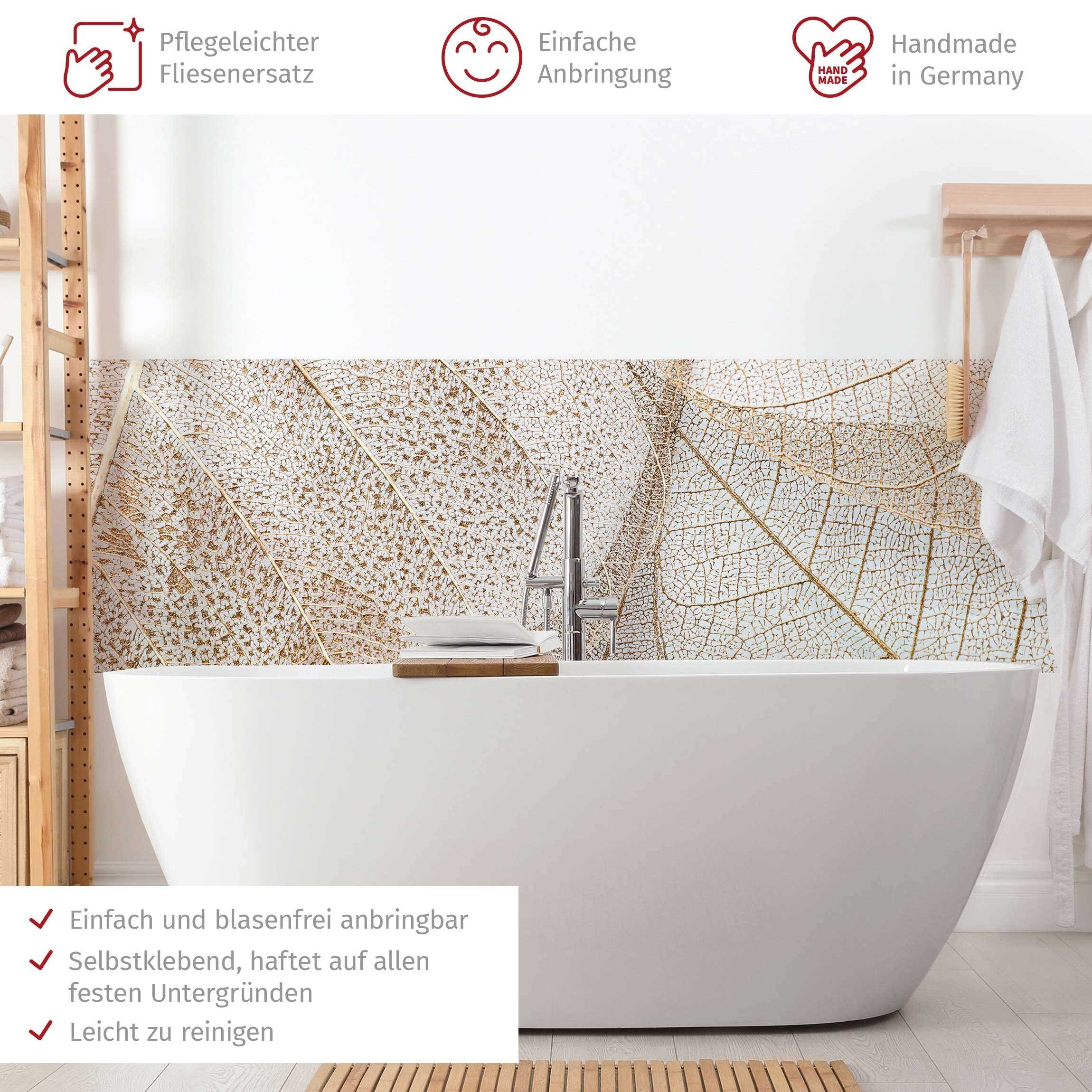 Bilderdepot24 Badrückwand beige fugenlose Wandverkleidung Bad Landhaus, (Hartfolie matt » Selbstklebend SMART 0,35 mm), wasserfestes Wandpaneel Filigrane Blattstruktur Gold