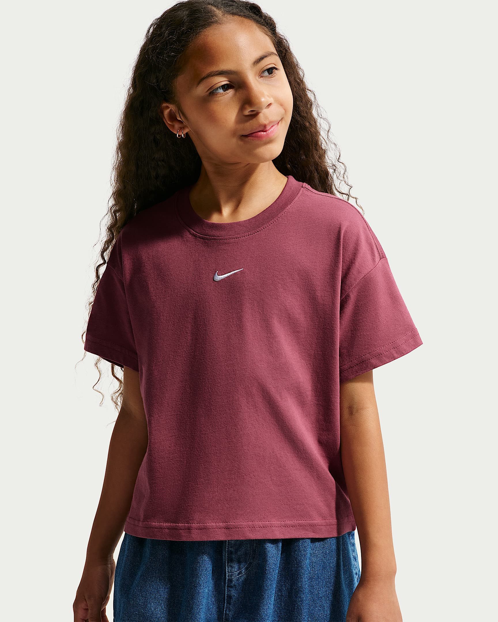 Nike Sportswear T-Shirt G NSW TEE BOXY ESSNTL LBR Kurzarm, mit Rundhalsausschnitt, aus Baumwoll-Jersey, normale Länge