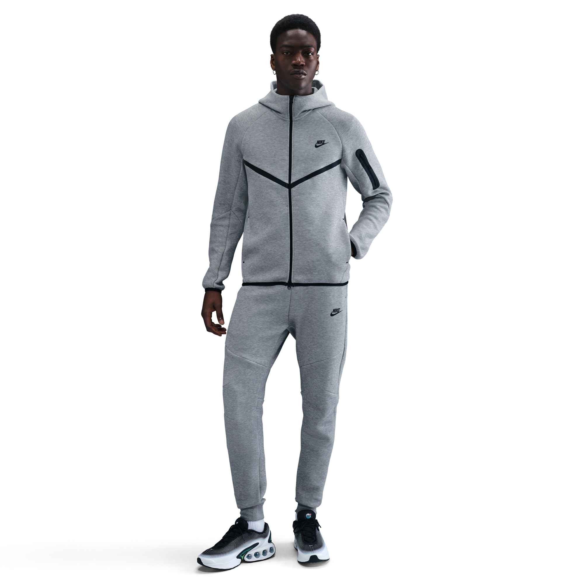 Nike Sportswear Sporthose M NK TCH FLC JGGR mit schmalem Schnitt, aus Baumwollmischung