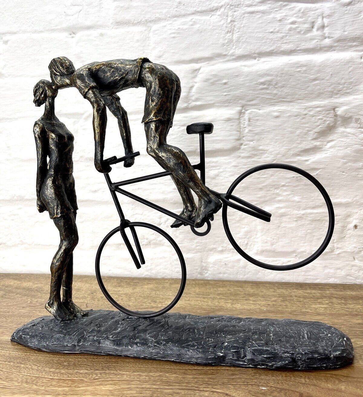 MF Skulptur Dekoobjekt Figur Skulptur Küss Mich Kiss me Fahrradfahrer Liebespaar (1 St)