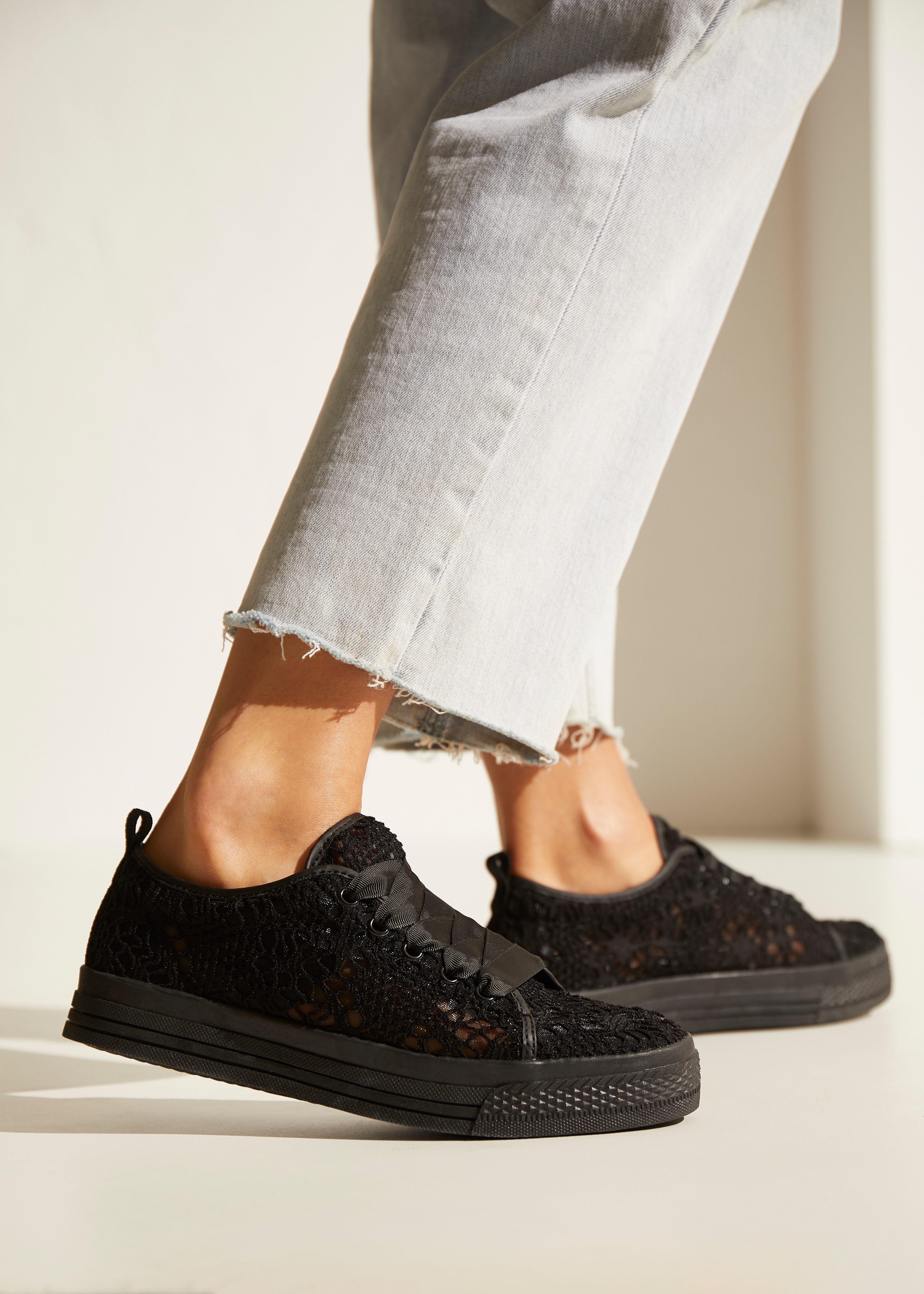 LASCANA Schnürhalbschuhe, Freizeitschuhe, Sneaker mit leichter Plateausohle und Spitze VEGAN