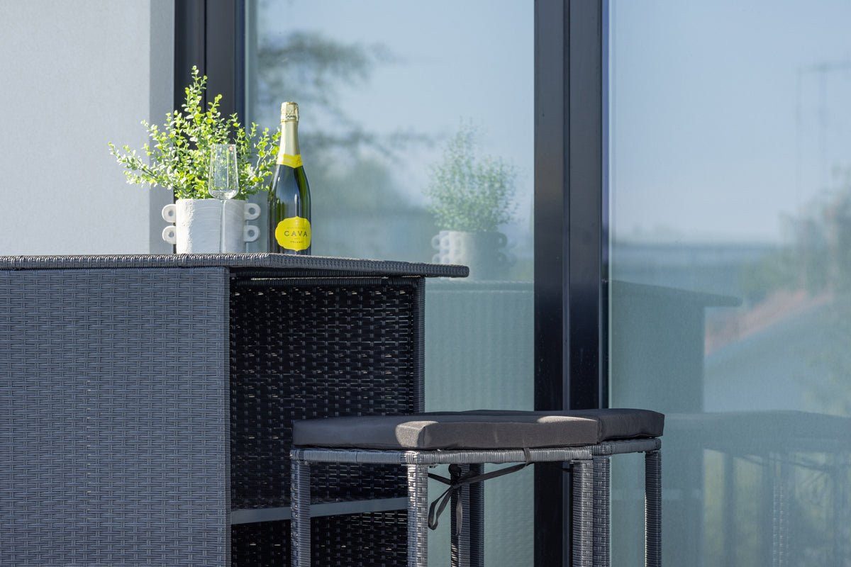 Luxusbetten24 Gartenlounge-Set Talio, aus robustem Rattan und einer eleganter Glasplatte