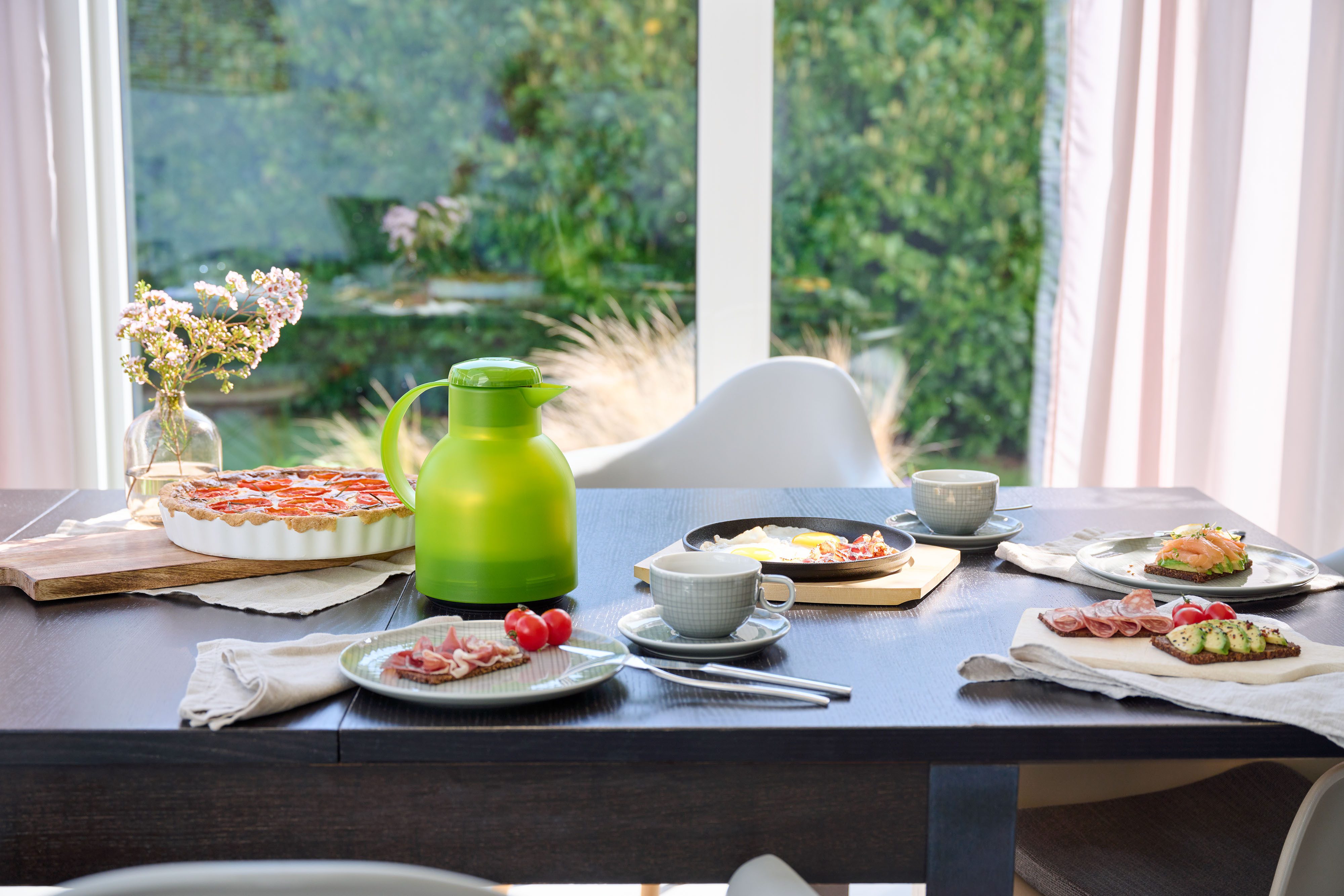 Emsa Isolierkanne Samba, 1 l, zeitloses Design, einfacher Knopfdruck, 24h kalt, 12h warm