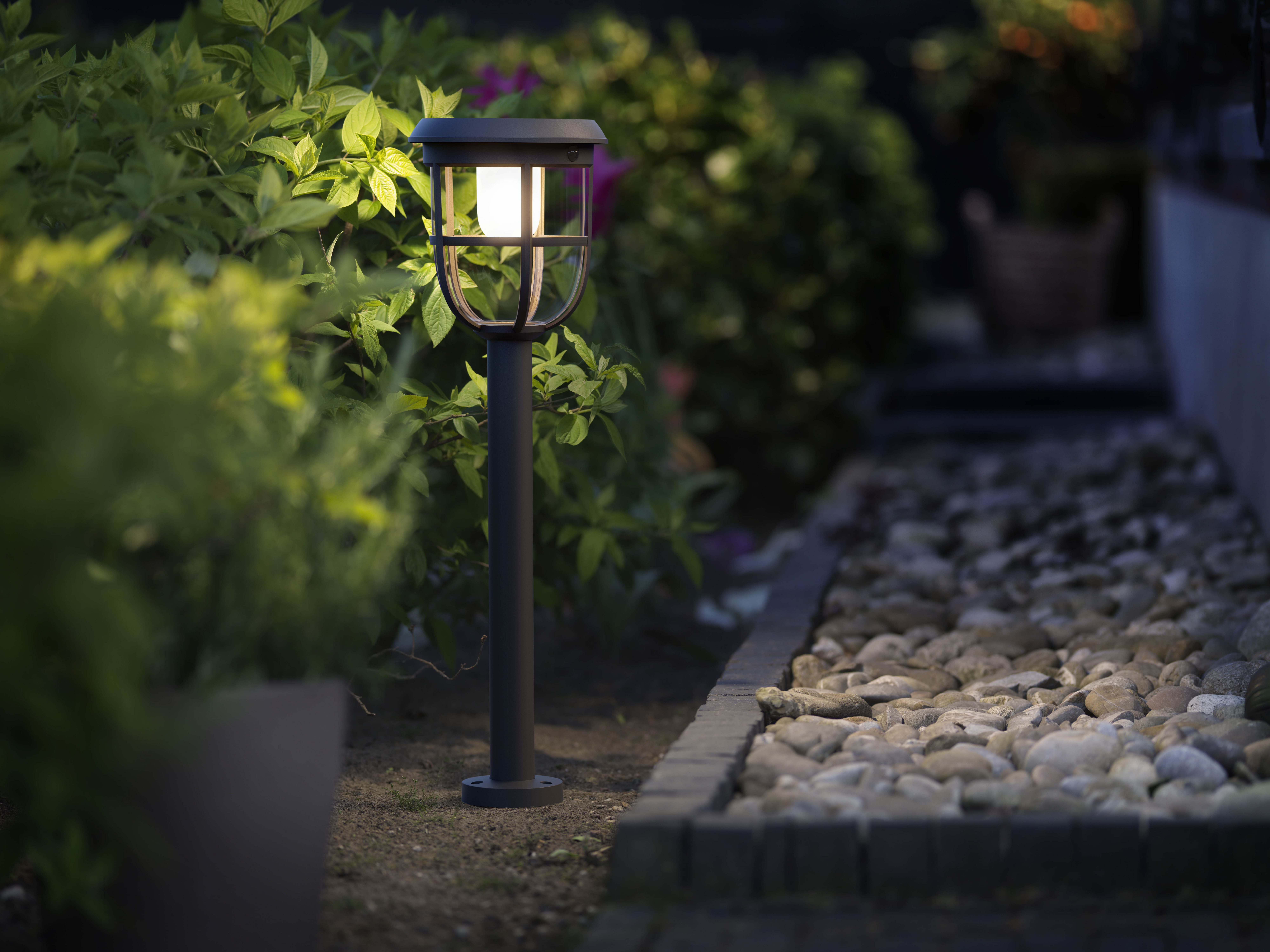 Philips LED Solarleuchte Outdoor Ultra-Efficient Radii Spiess 1.3W, Linkable Sensor,3000 Kelvin, Abschaltautomatik, Dimmfunktion, Leuchtdauer einstellbar, Memoryfunktion, Nachtlichtfunktion, Timerfunktion, mehrere Helligkeitsstufen, LED fest integriert, Warmweiß
