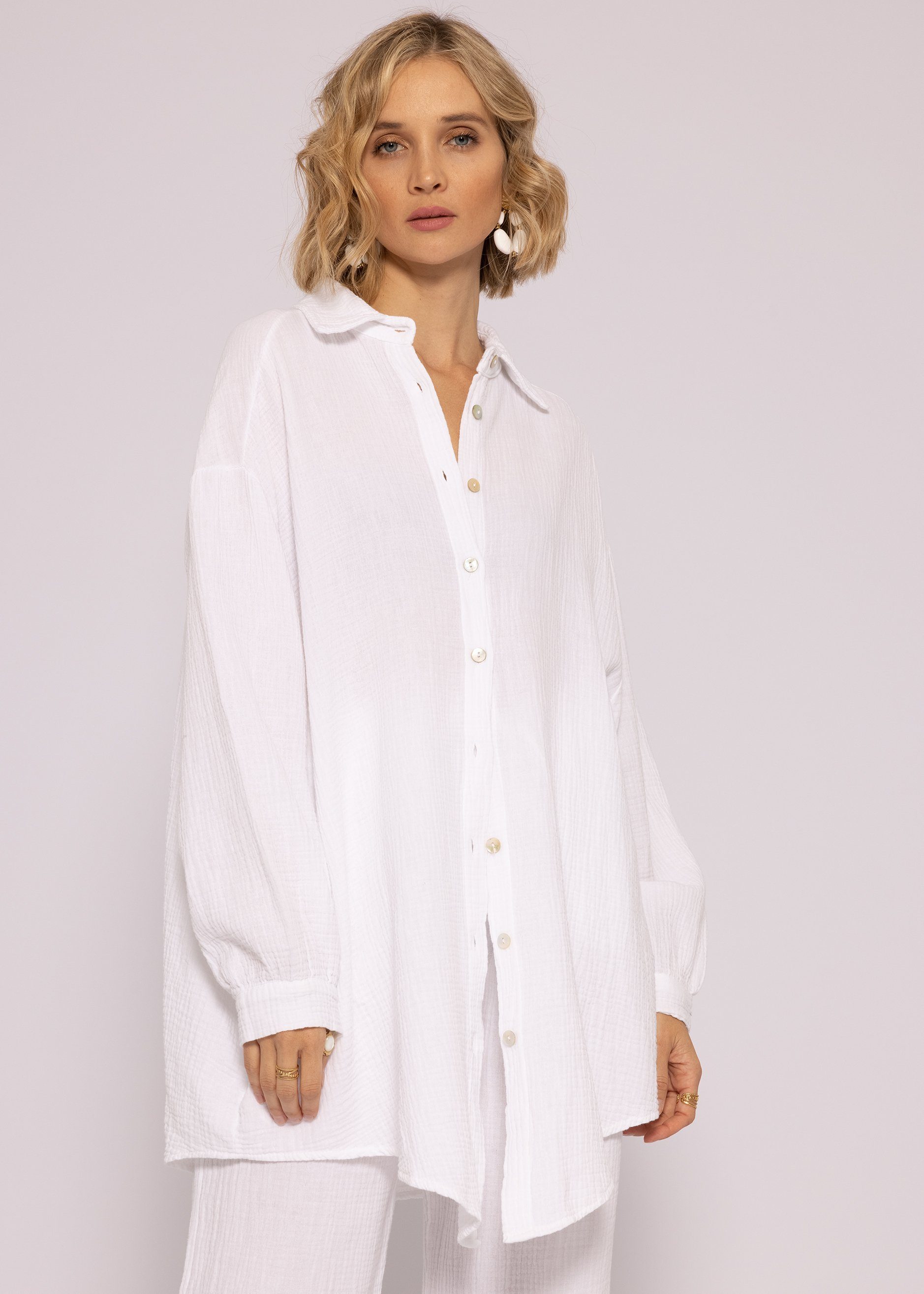 SASSYCLASSY Longbluse Oversize Musselin Bluse Damen Langarm Hemdbluse lang aus Baumwolle mit V-Ausschnitt Weiß