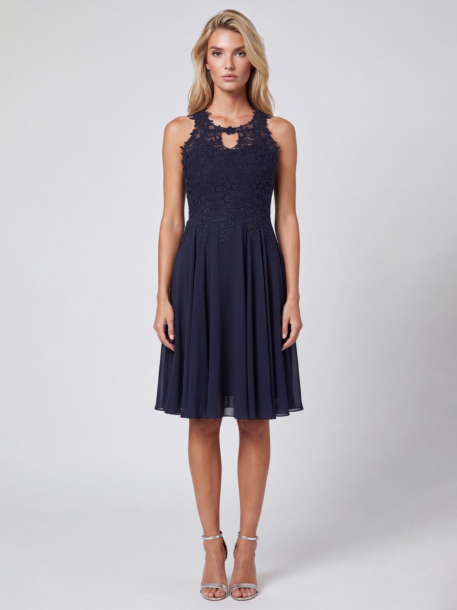 Apart Cocktailkleid mit floraler Spitzenpracht – Bild 3 von 5