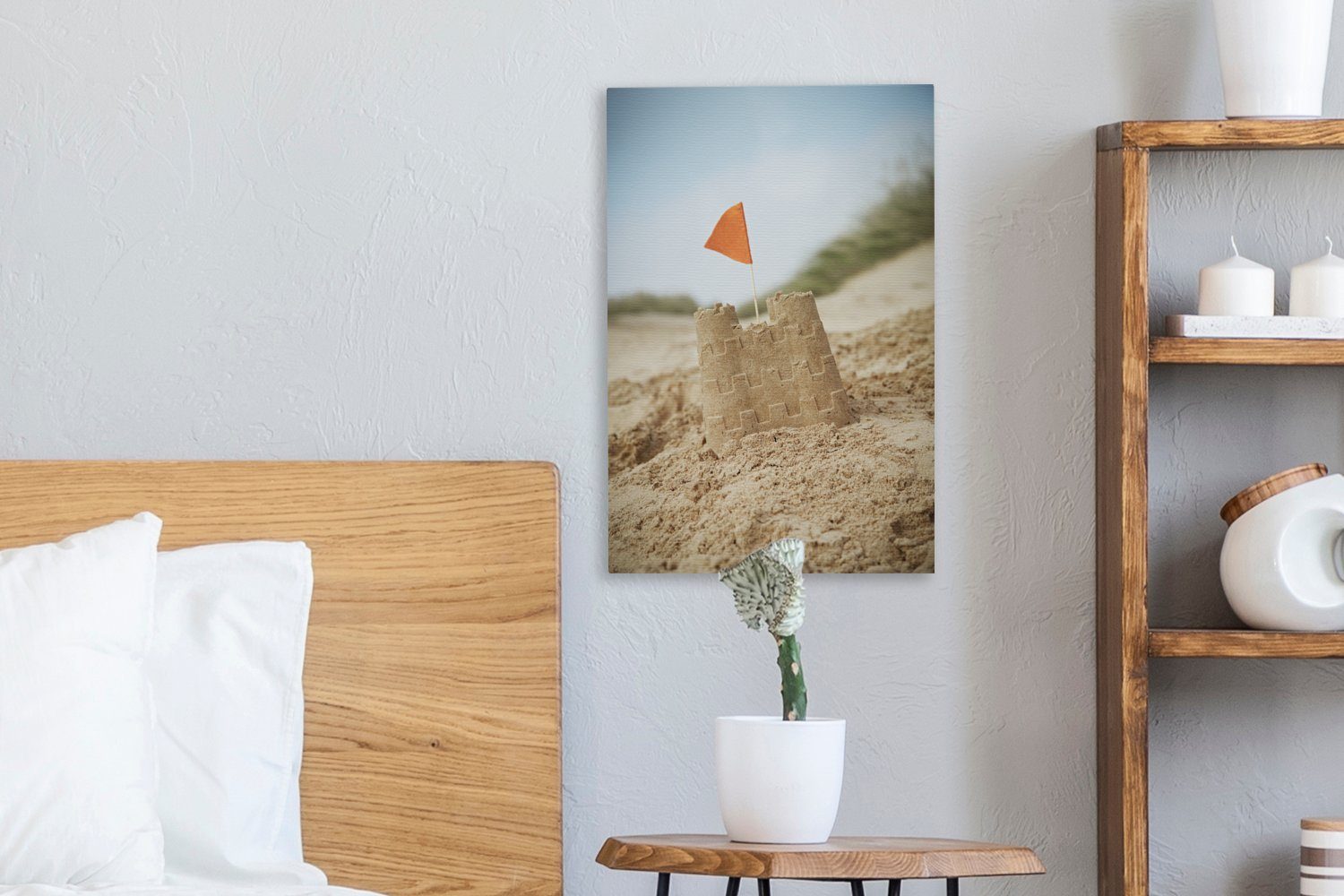 OneMillionCanvasses® Leinwandbild Kleine Sandburg mit 20x30 Flagge, fertig orangefarbener St), Gemälde, (1 Zackenaufhänger, inkl. bespannt cm Leinwandbild