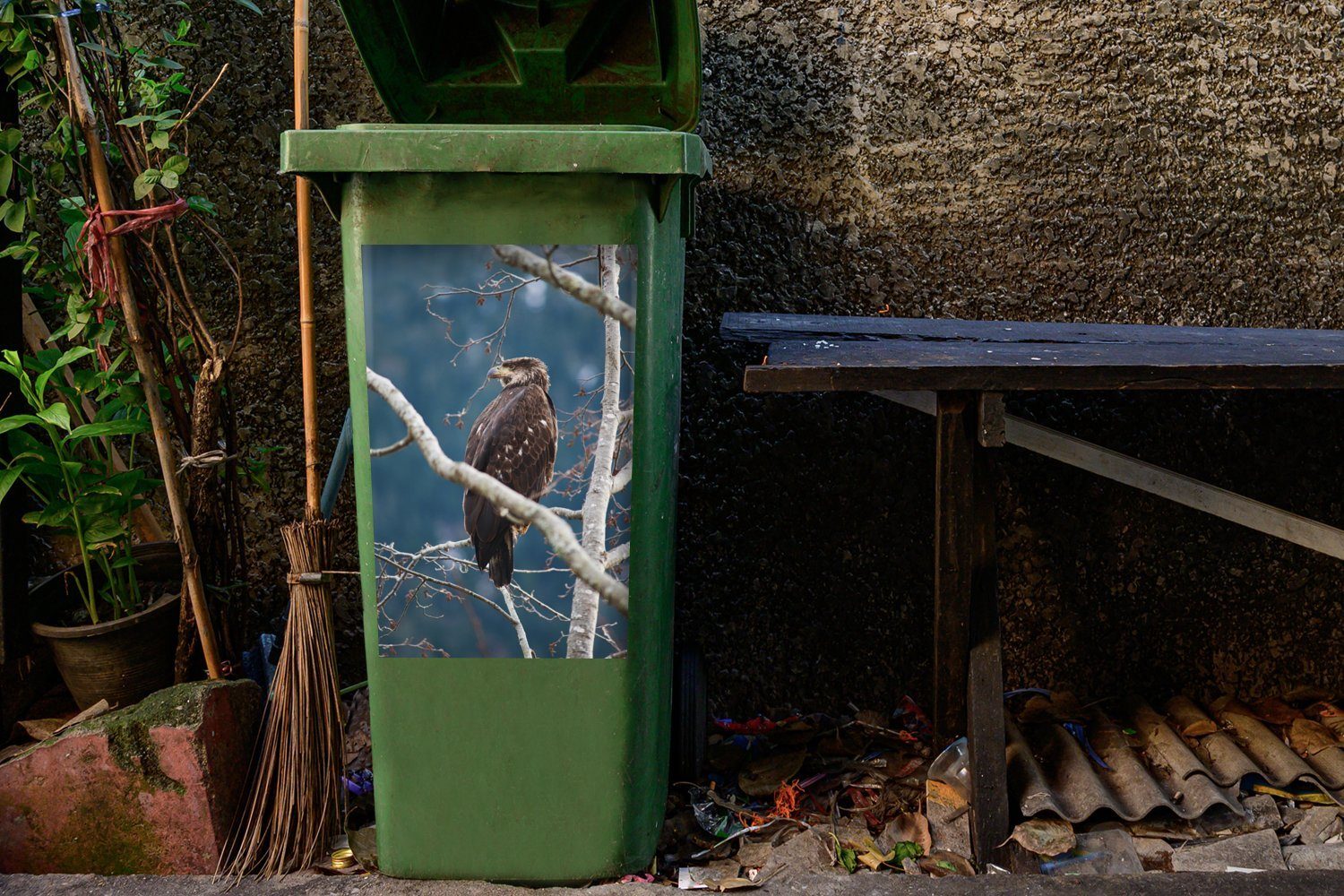 Wandsticker Zweig Mülleimer-aufkleber, Mülltonne, Container, Sticker, - Raubvogel MuchoWow (1 Vogel Abfalbehälter - St),