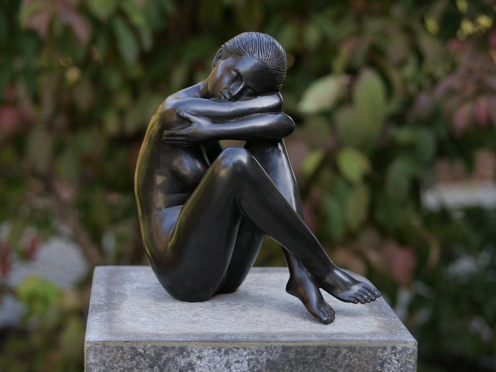 IDYL Gartenfigur IDYL Bronze-Skulptur Nackte Frau, Bronze – sehr robust – Langlebig – witterungsbeständig gegen Frost, Regen und UV-Strahlung. Die Modelle werden in Wachsausschmelzverfahren in Bronze gegossen und von Hand patiniert.