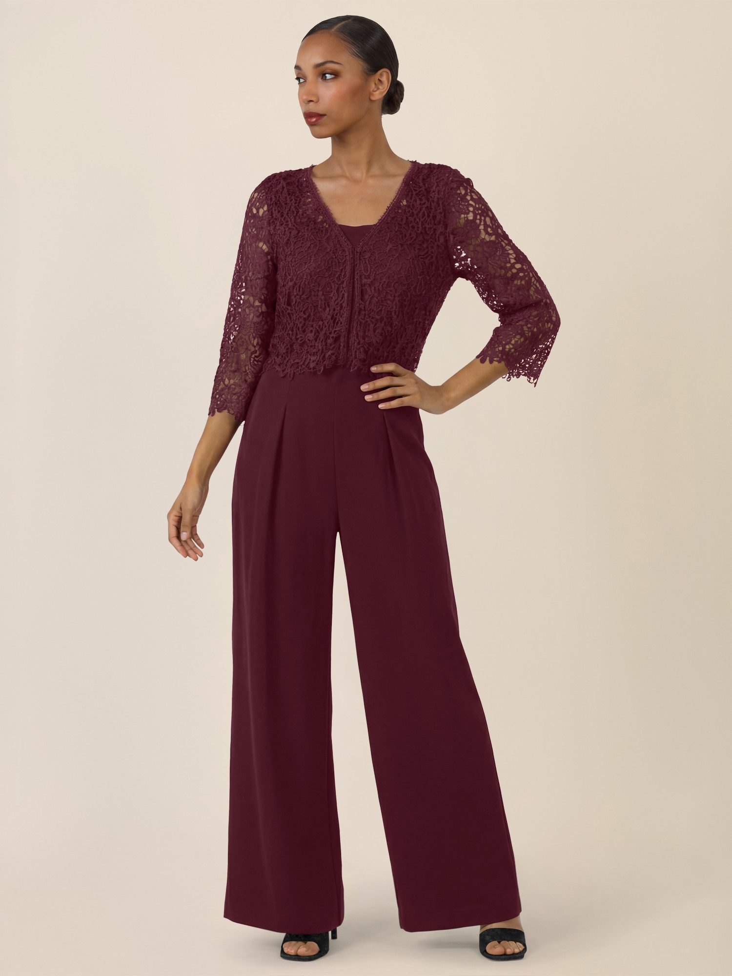 Apart Jumpsuit mit Spitzenjäckchen und weitem Bein