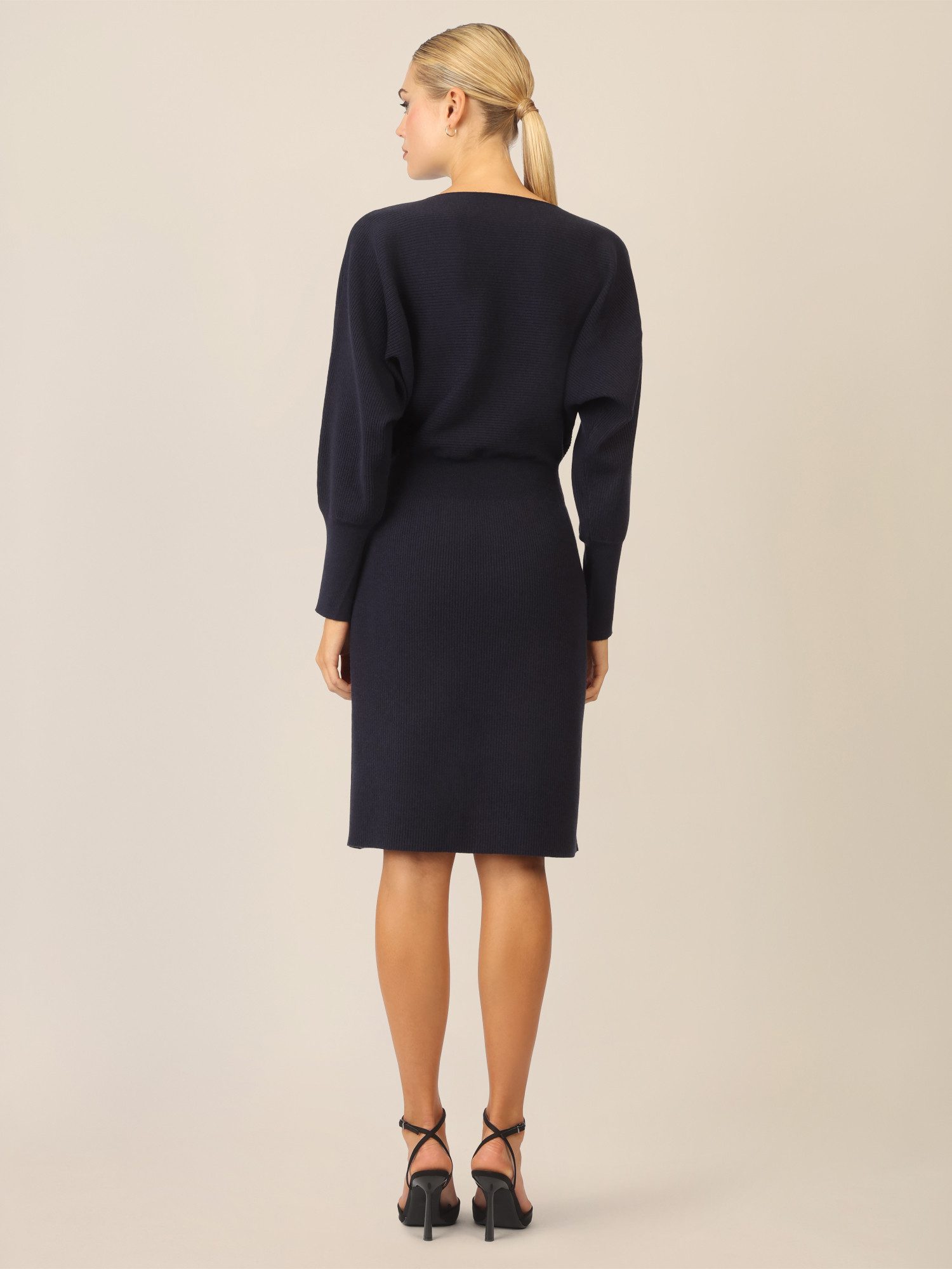 Apart Strickkleid mit Gliederkette Detail Gürtel