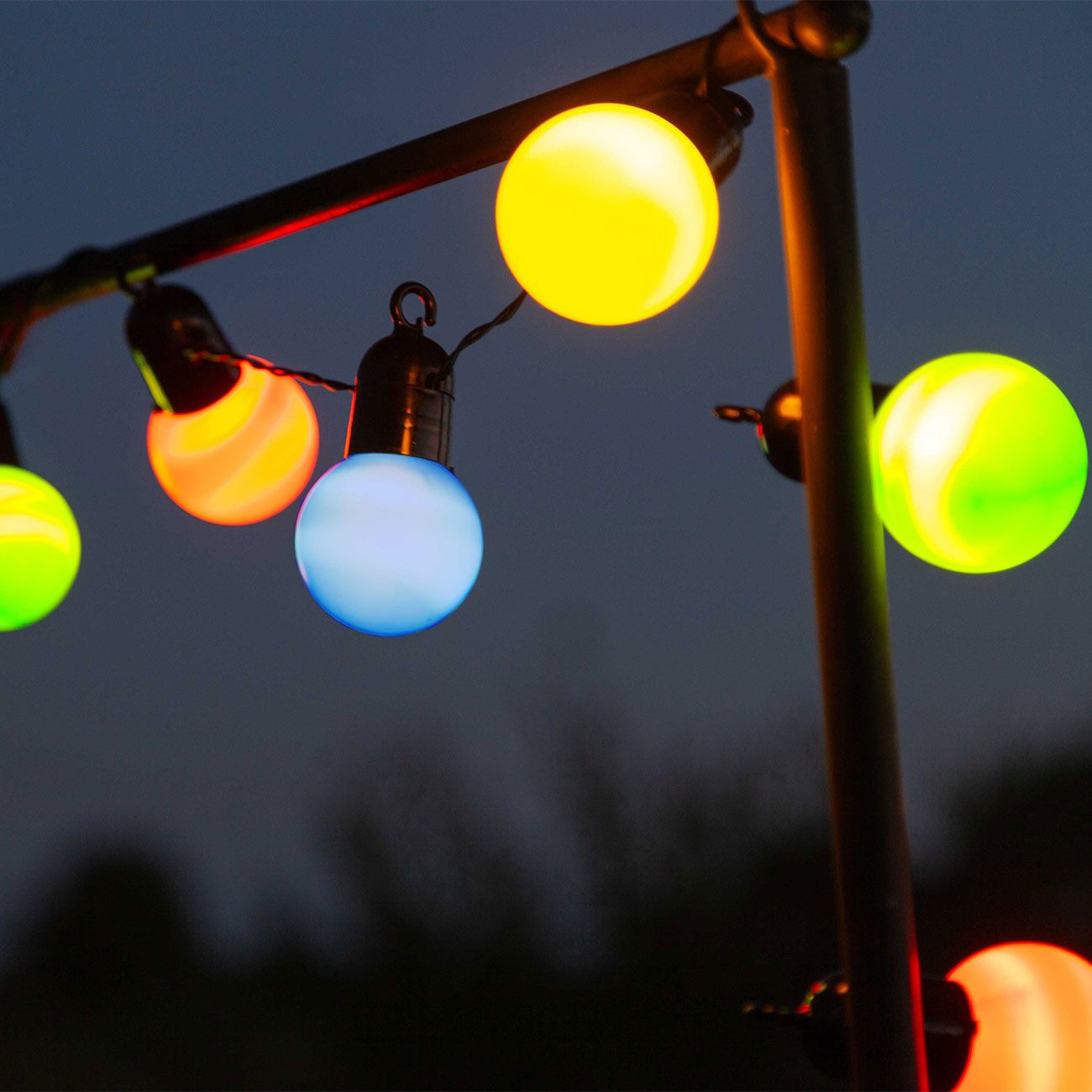 shop'n smile ideoon LED-Lichterkette 4-farbige LED-Lichterkette ca. 4m 20 bunte Glühbirnen IP44 Party-Deko, 4,8m Party-Lichterkette, 20 bunte LED-Gluehbirnen & Befestigungshaken