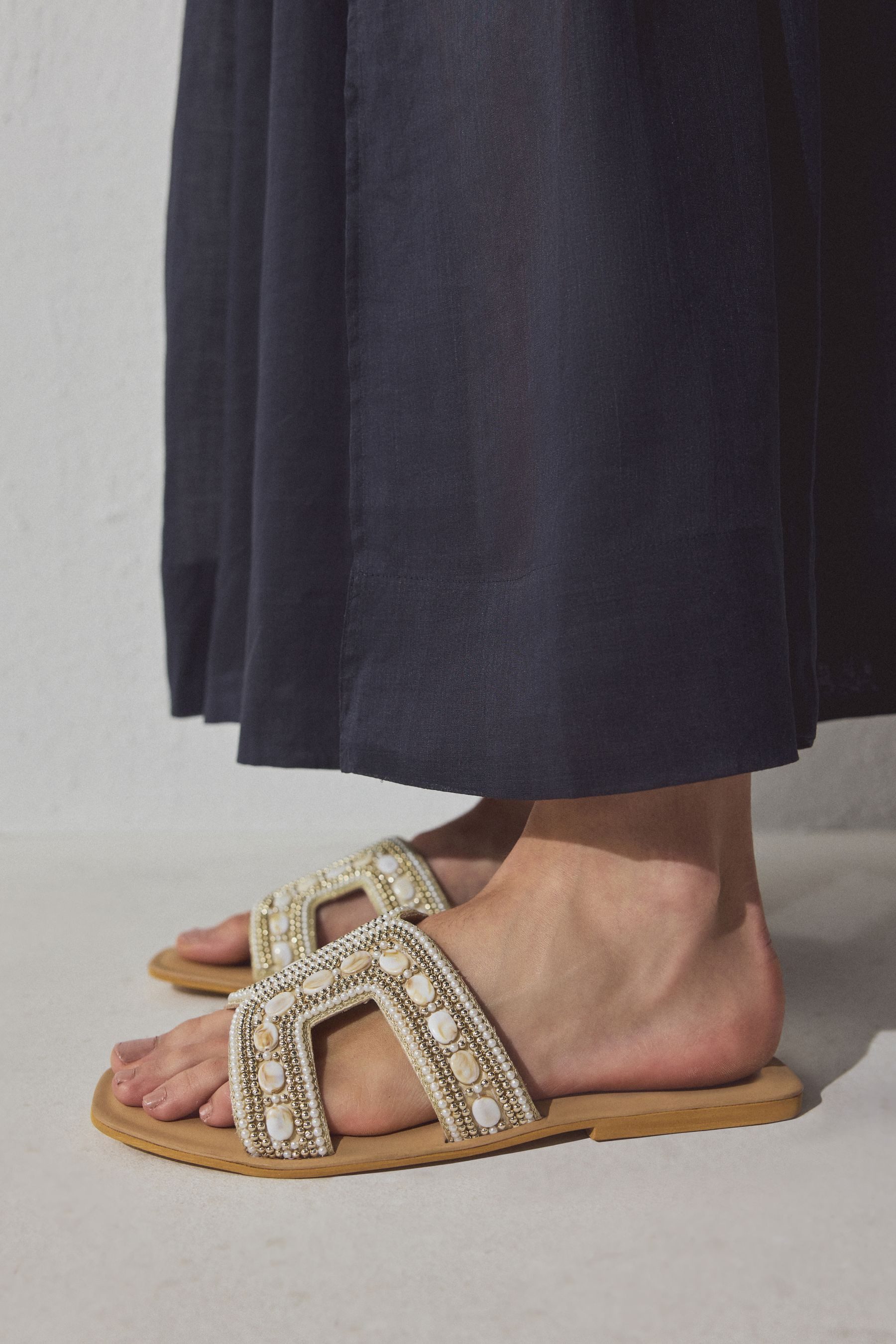 Next Forever Comfort® verzierte Pantoletten Sandale