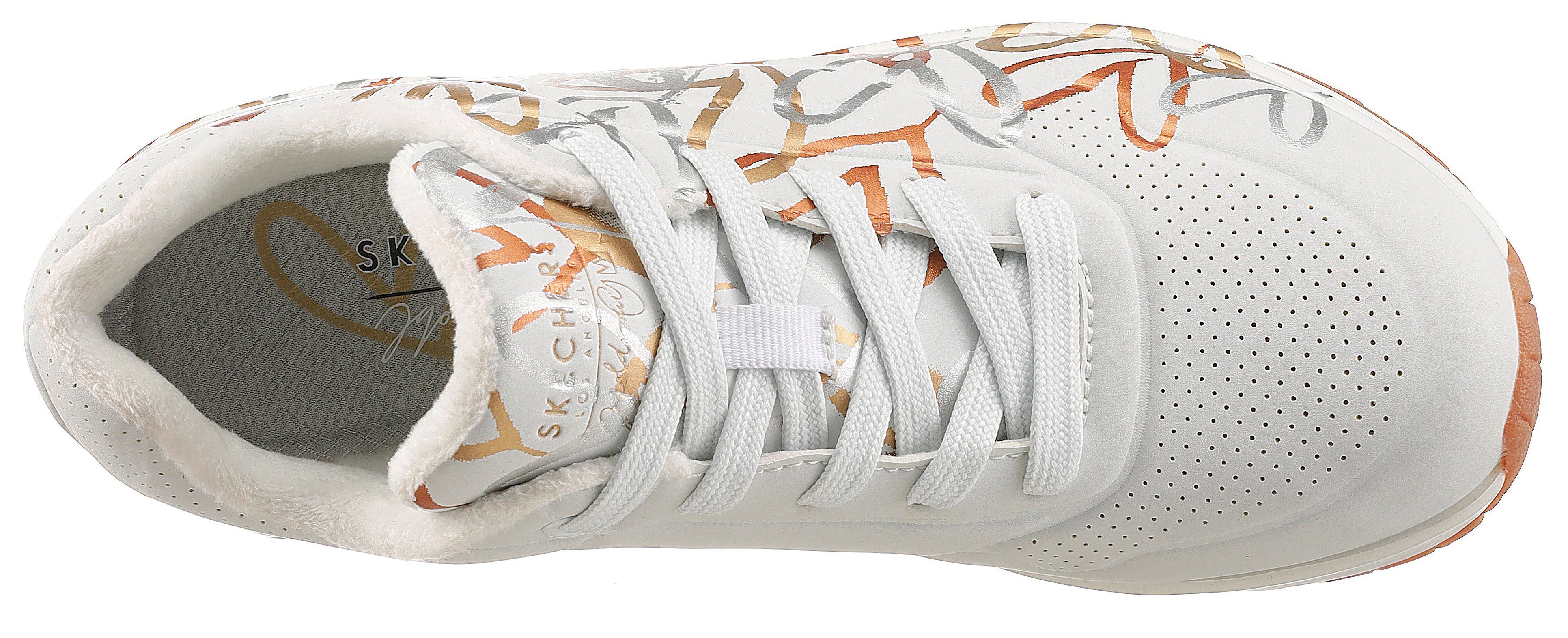 mit Metallic-Print METALLIC - Skechers trendigen Sneaker LOVE UNO weiß-goldfarben