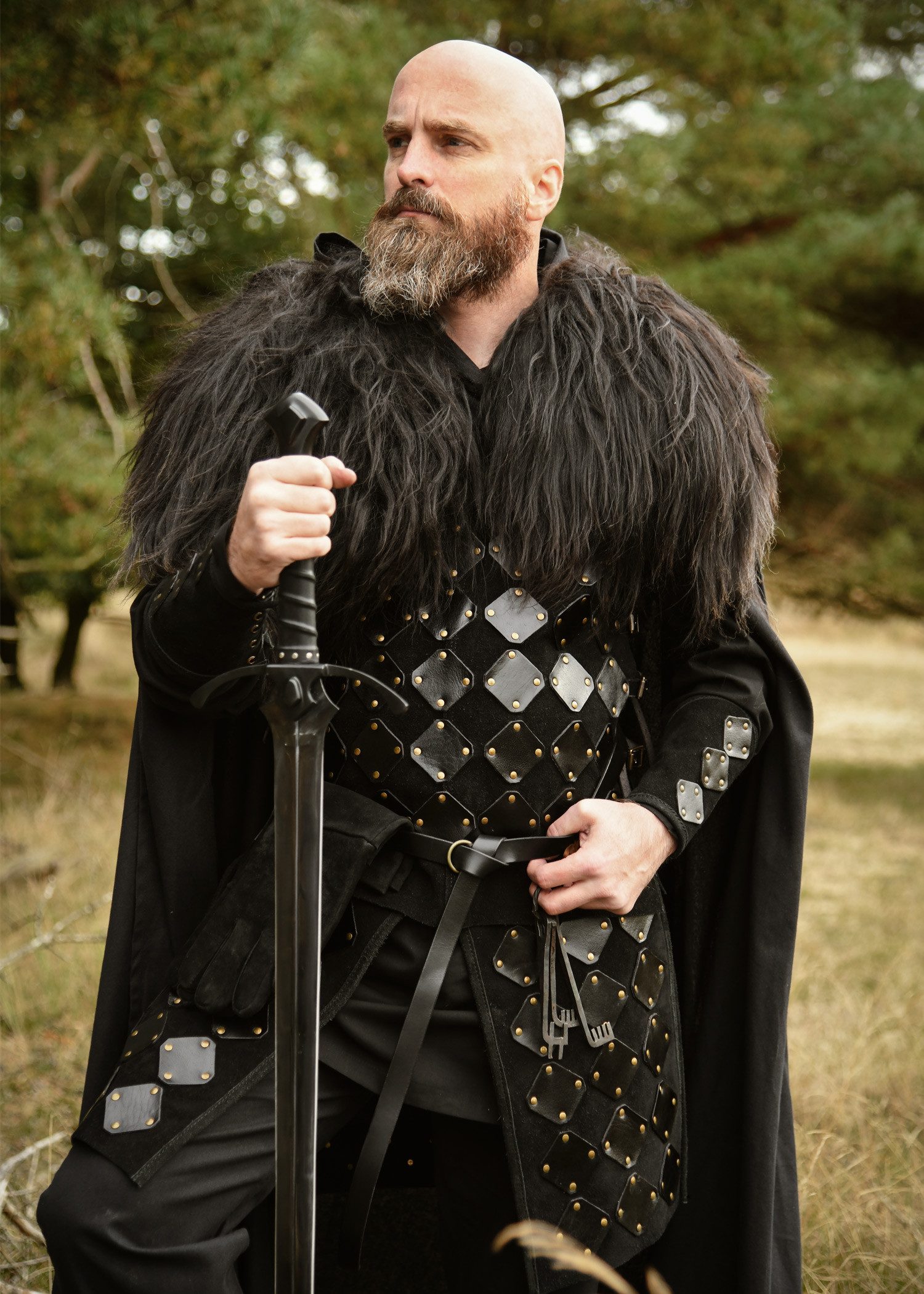 Battle Merchant Wikinger-Kostüm Wildleder Rock, Rüstung schwarz, „Vares“