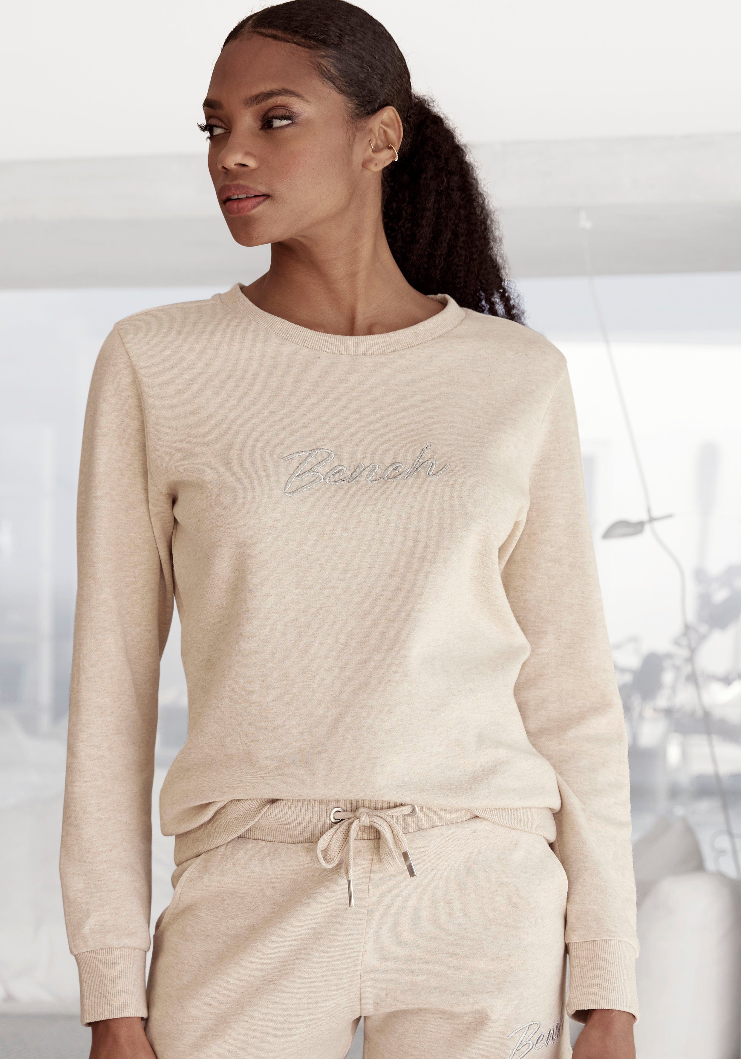 Bench. Loungewear Sweatshirt -Loungeshirt mit glänzender Logostickerei, Loungewear, Loungeanzug beige meliert