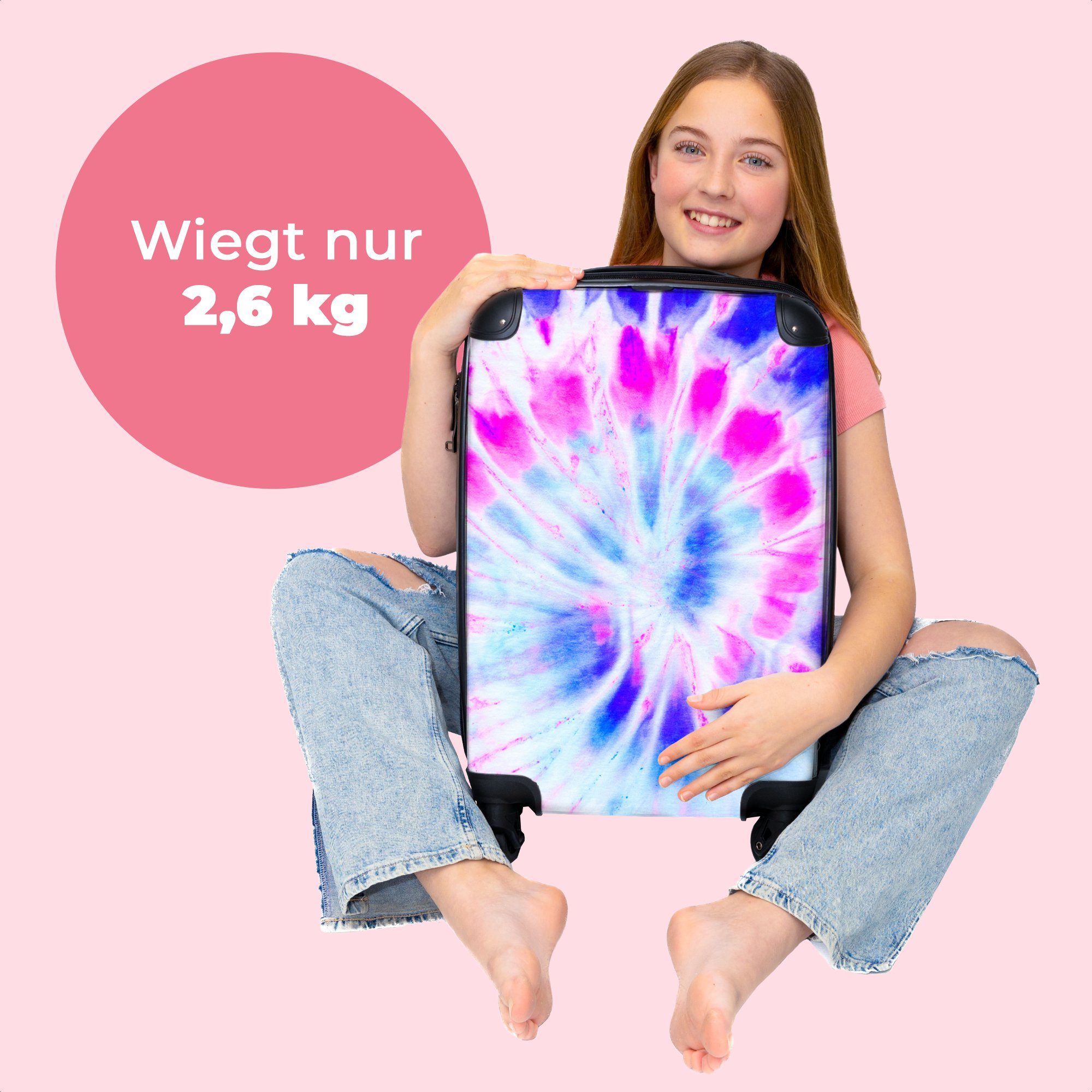 NoBoringSuitcases.com© Kinderkoffer 55x35x20cm Kind, 4 - Reisekoffer - rollen, Sommer Kindertrolley, Krawattenfärbung - Rollen, für Mädchen Hippie mit Mädchen - Koffer 4