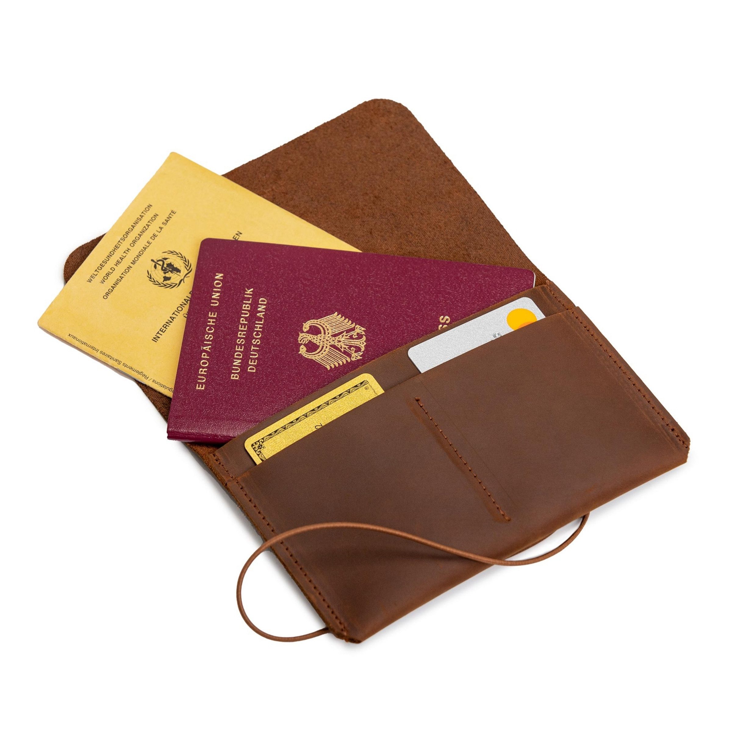 Gentlemen's Brieftasche Reisepasshülle - mit Extra-Fächer für Kreditkarten & Impfpässe, aus hochwertigem Echtleder & ideal als Geschenk