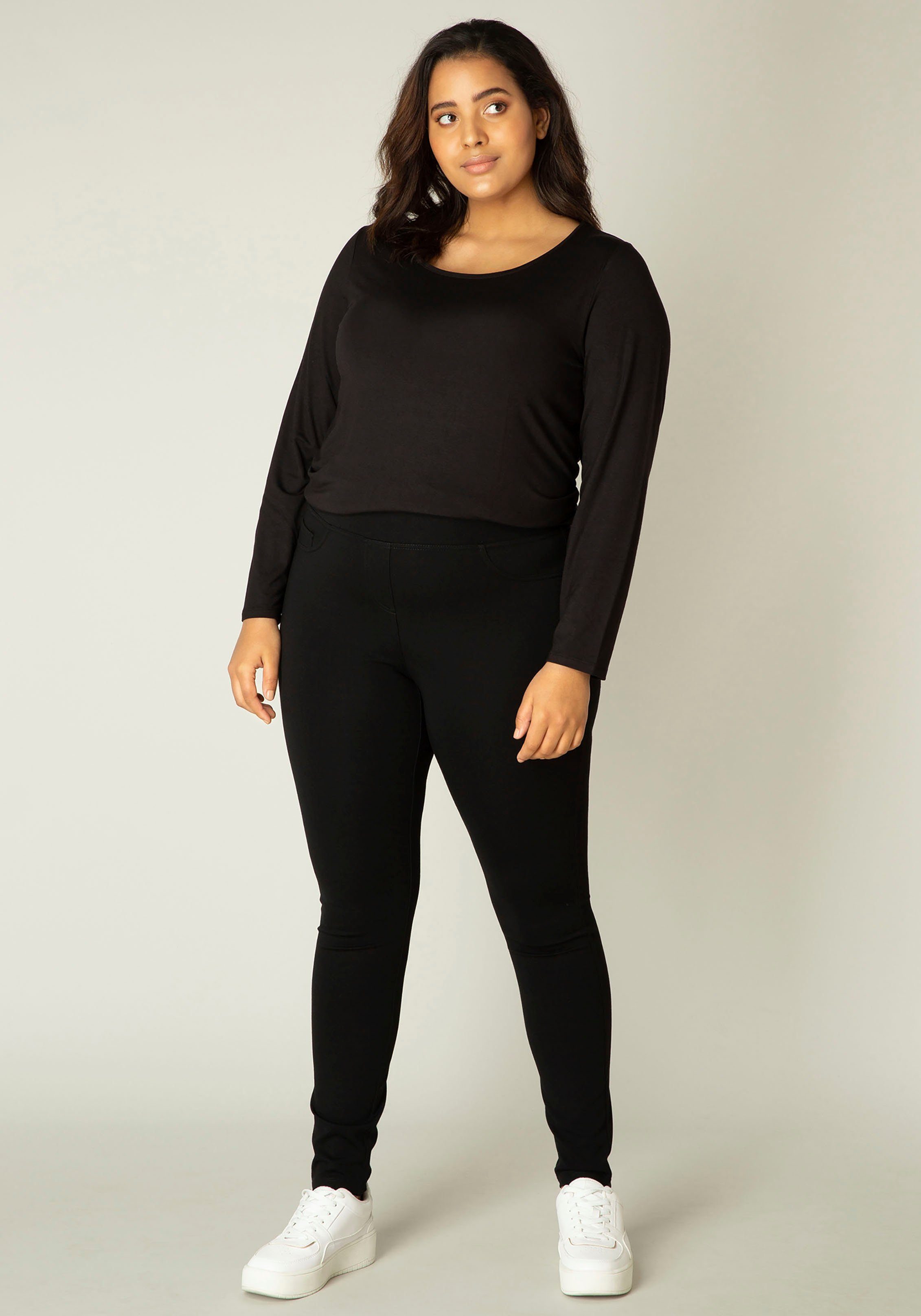 Base Level Curvy mit Jeggings black Arnika Badge