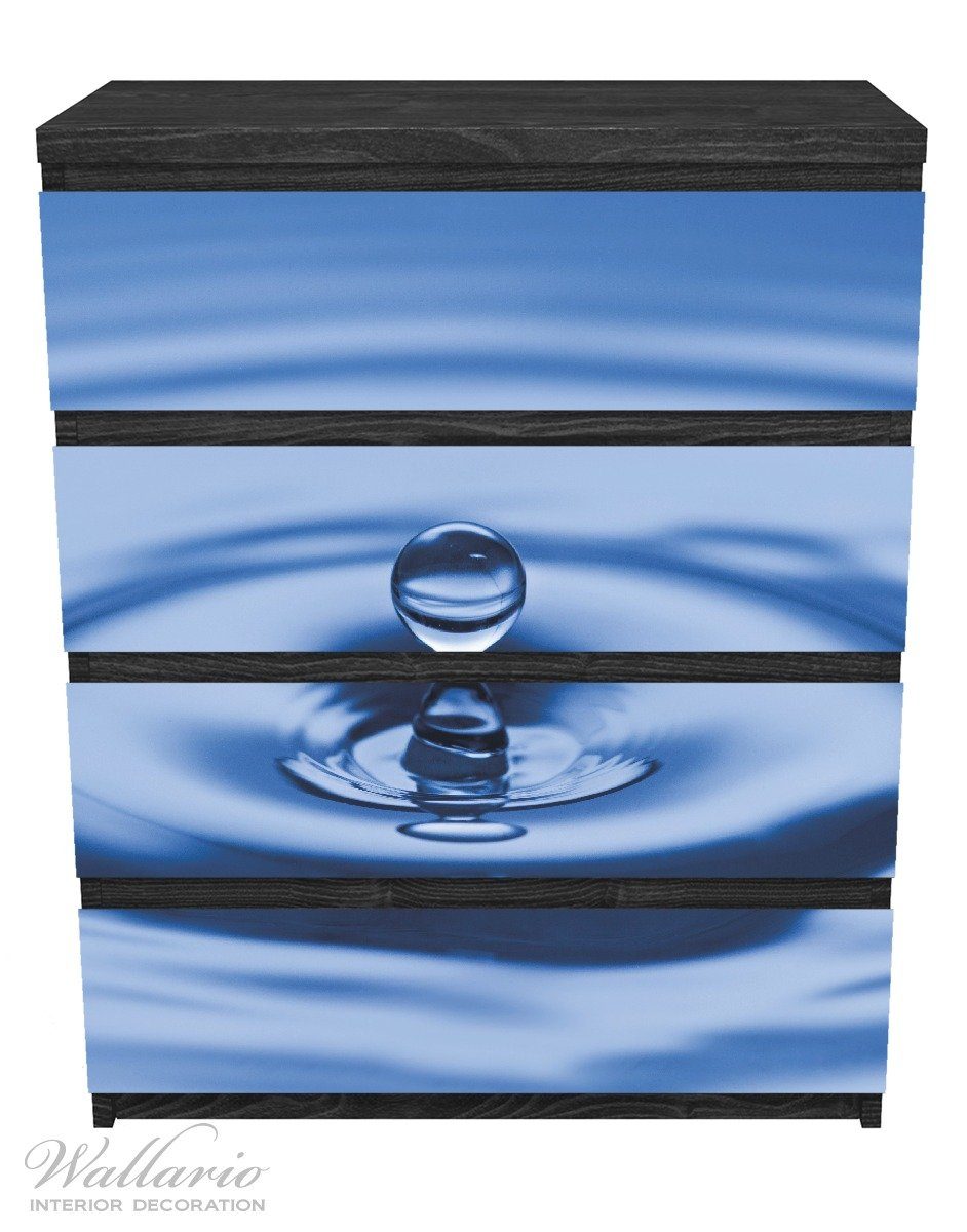 Wallario Möbelfolie Wassertropfen im blauen Wasser