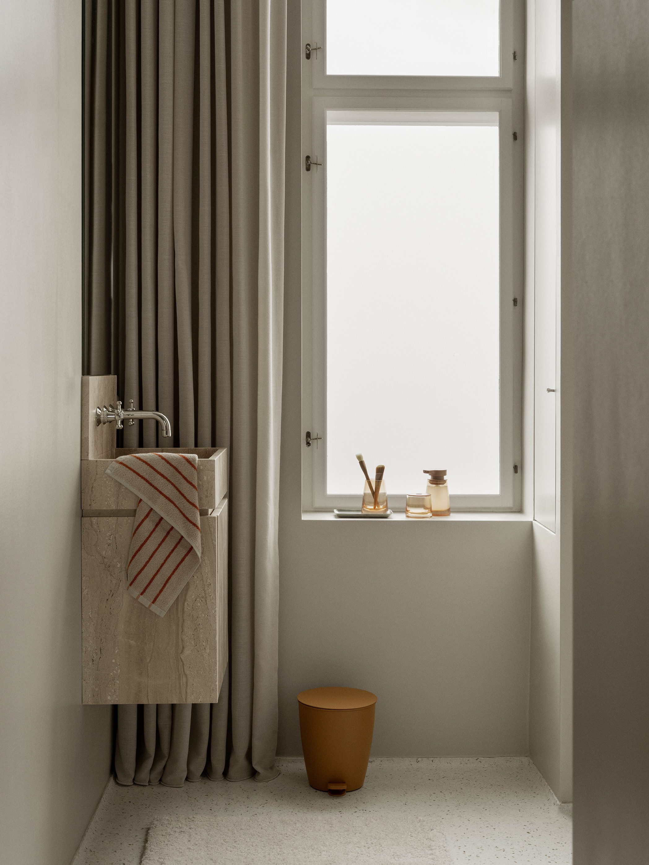 blomus Seifenspender -AVA- Seifendosierer, Flüssigseifenspender, Pumpspender für Badezimmer, Eleganter Seifenspender, Mundgeblasenes Glas, 250ml Fassungsvermögen