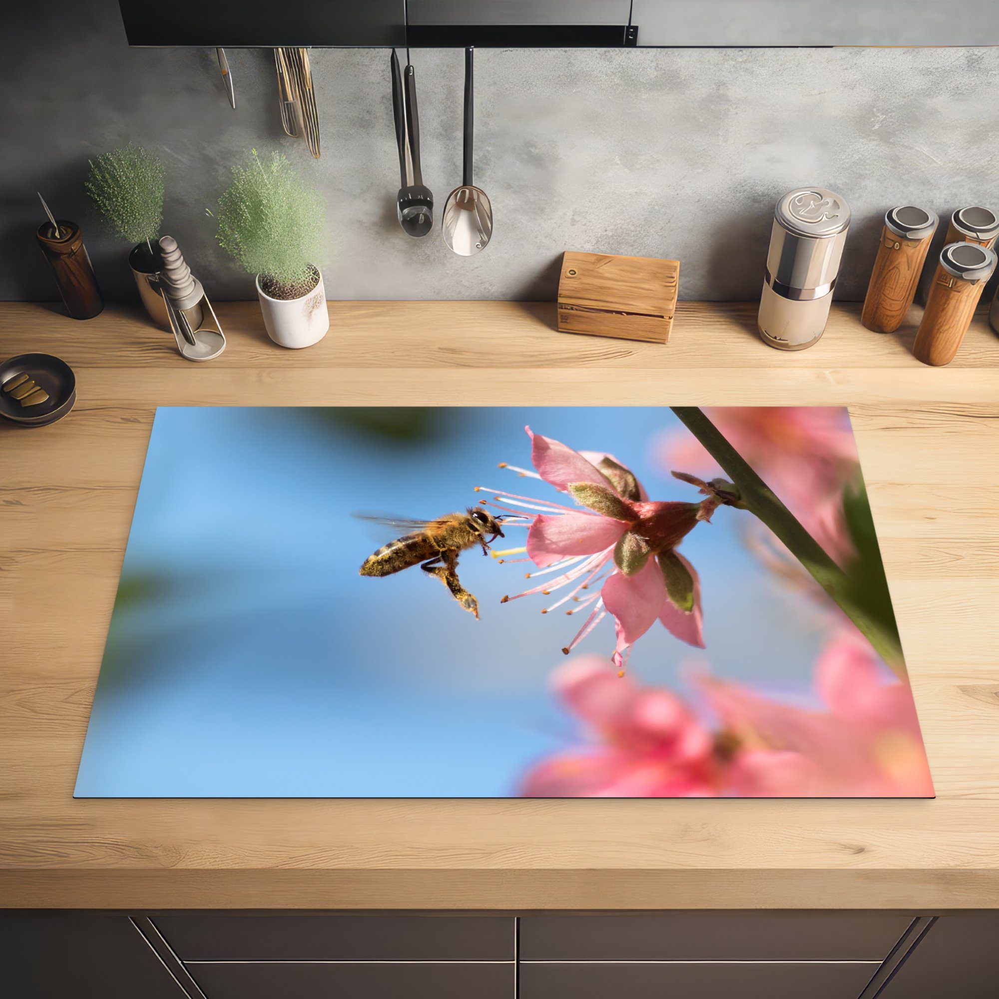 Blume, küche, einer Ceranfeldabdeckung Vinyl, auf 81x52 einer cm, Schutz tlg), MuchoWow (1 Induktionskochfeld rosa die für Nahaufnahme Herdblende-/Abdeckplatte Biene