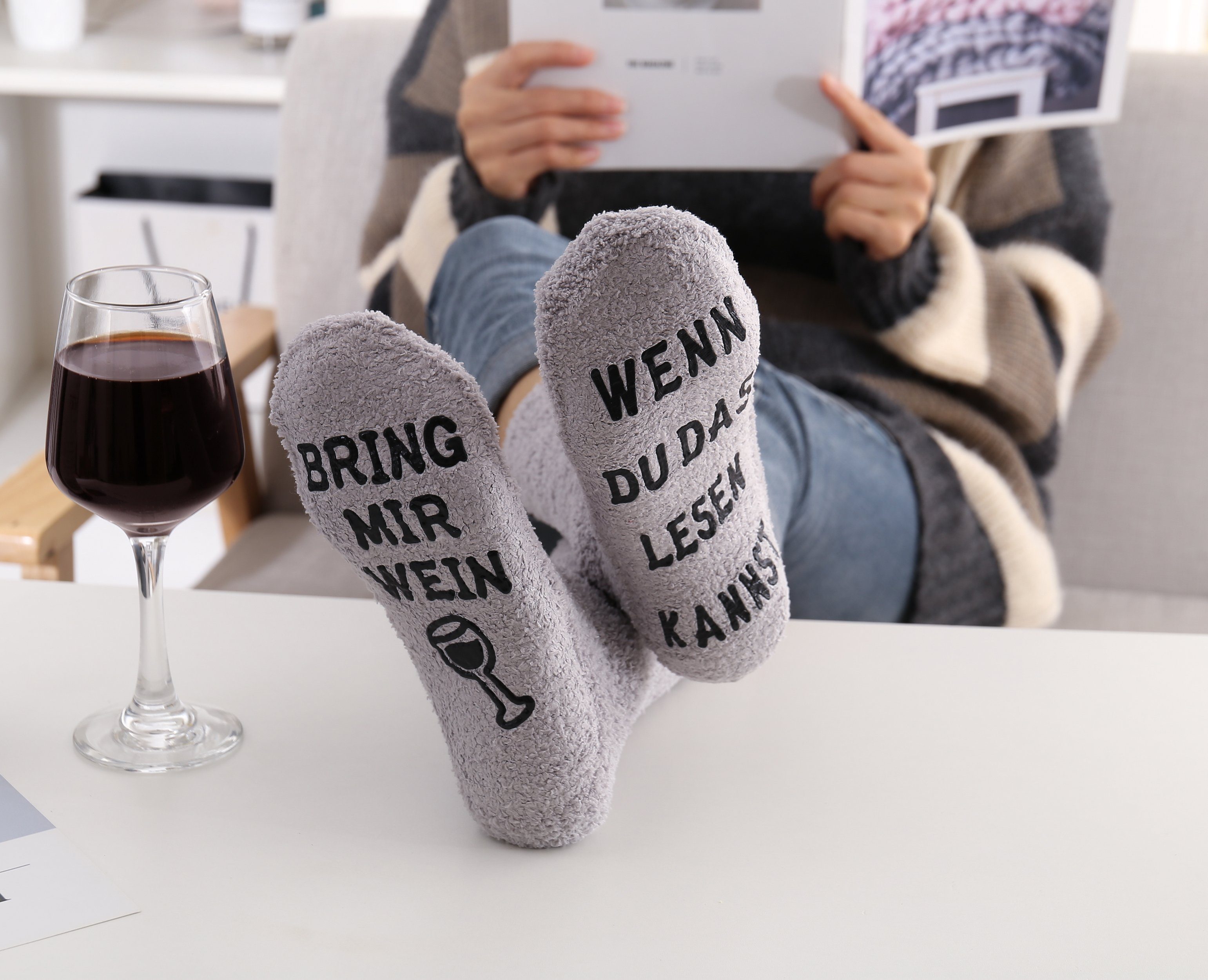 Lucadeau Kuschelsocken Geschenk für Frauen mit Wein Spruch, liebevoll als Cupcake verpackt (Gr. 37-43, 1 Paar) rutschfest, flauschig, Geschenkverpackung