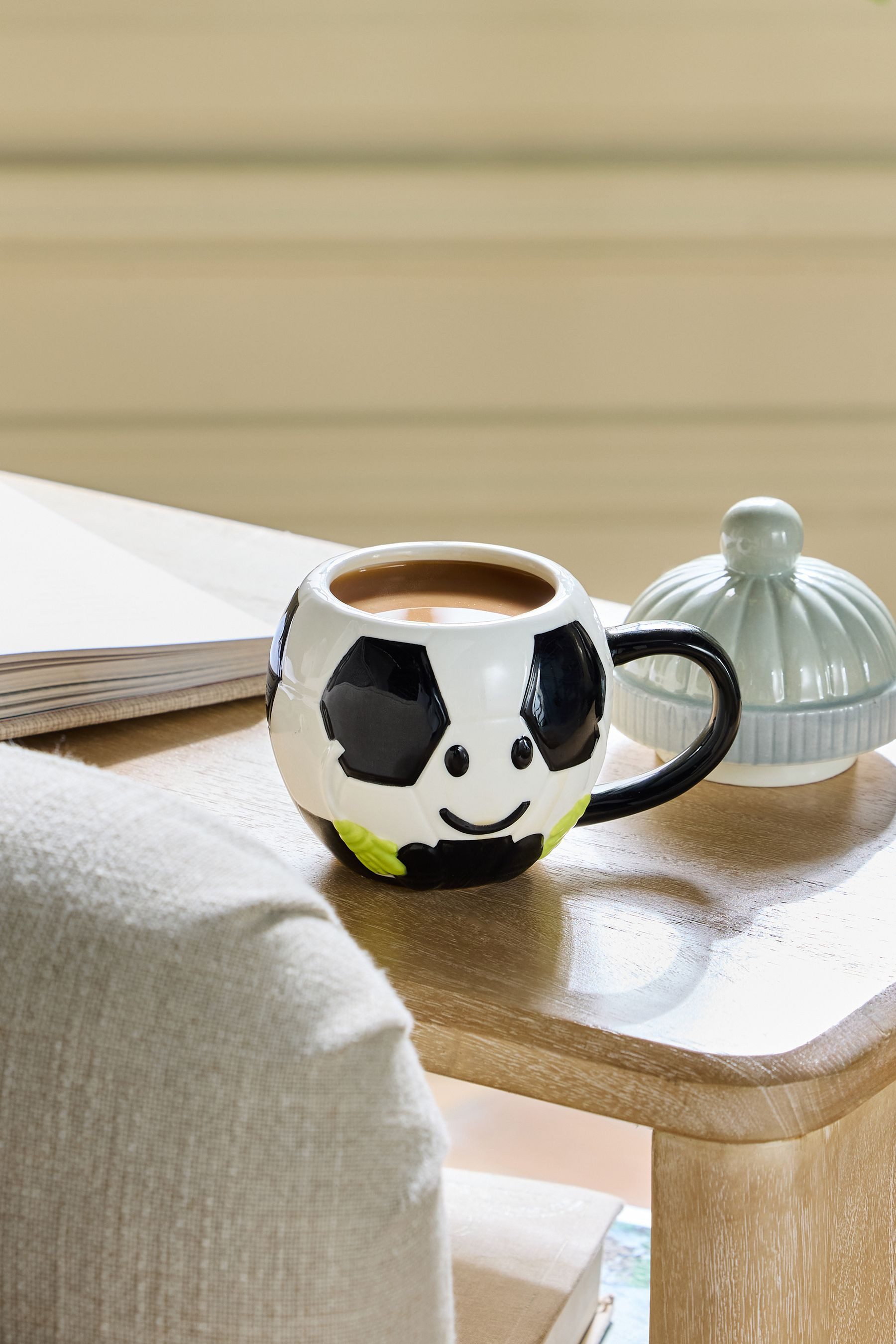 Next Becher Henkeltasse mit Deckel, Fußball, 1-tlg., Steingut