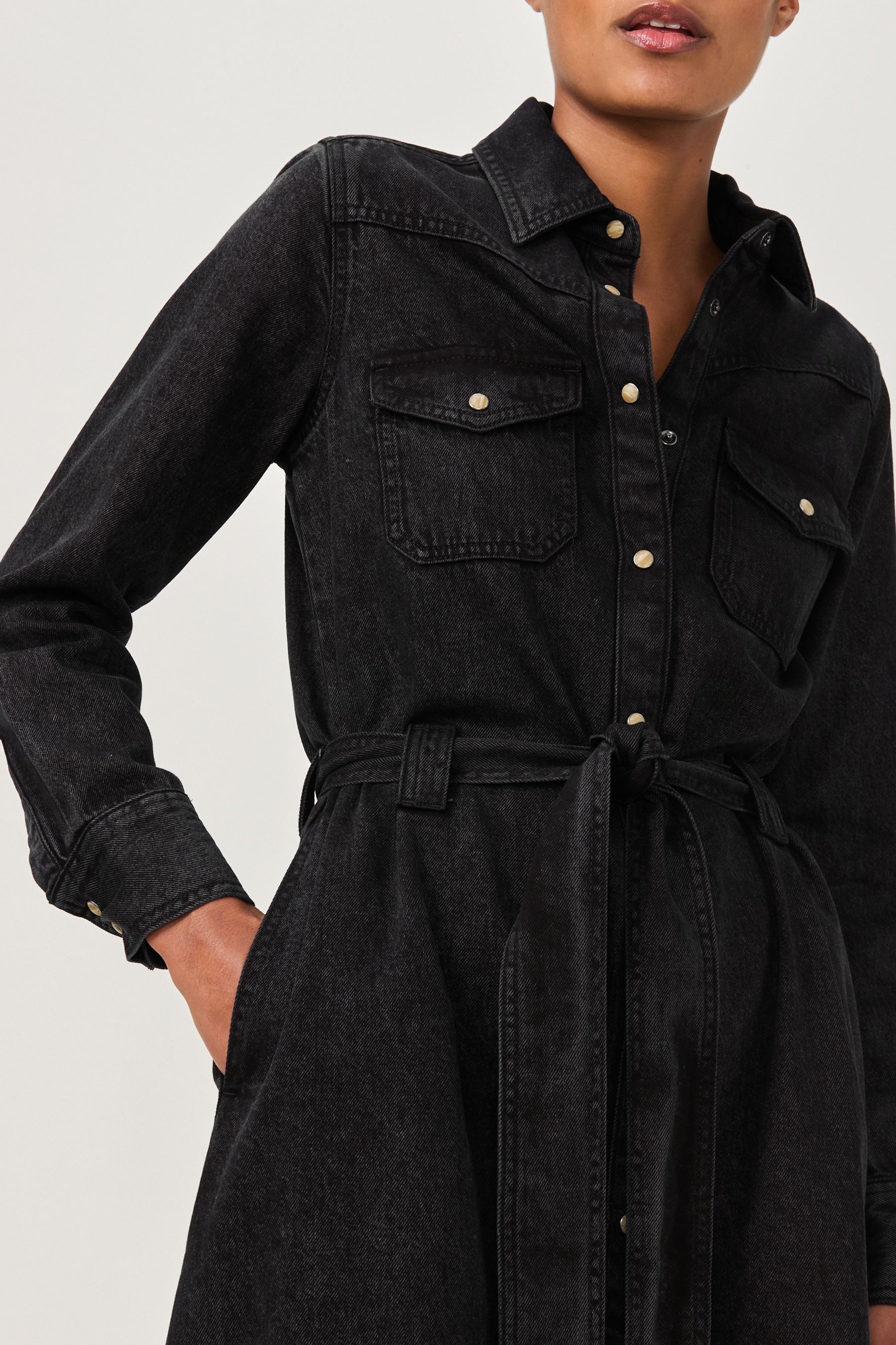 Next Jeanskleid Jeans-Midikleid mit gestuftem Frontsaum (1-tlg)