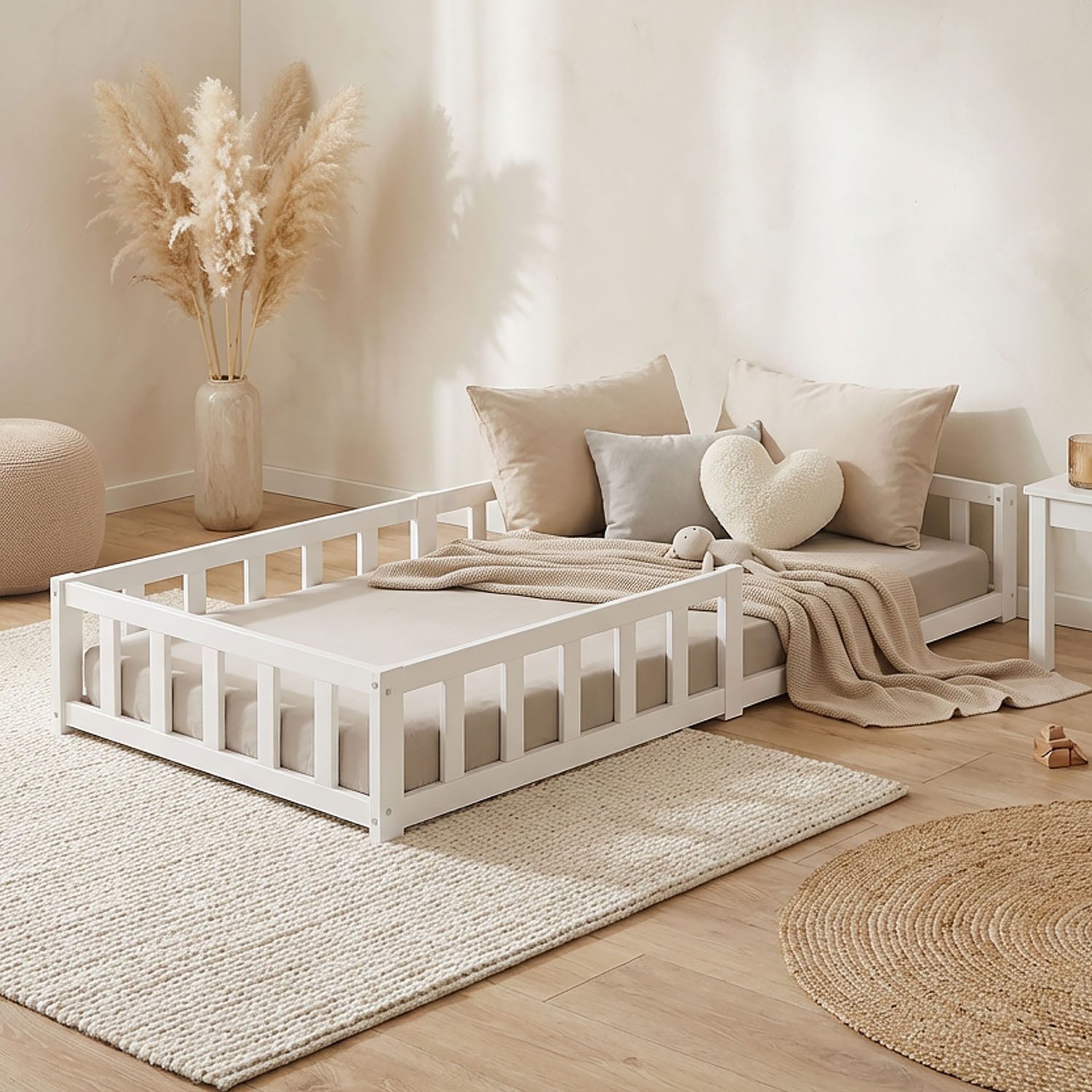 Homestyle4u Kinderbett 90x200 / 120x200 Weiß Natur Holzbett Bodenbett Montessori Kleinkind (Set, mit Lattenrost), mit Rausfallschutz