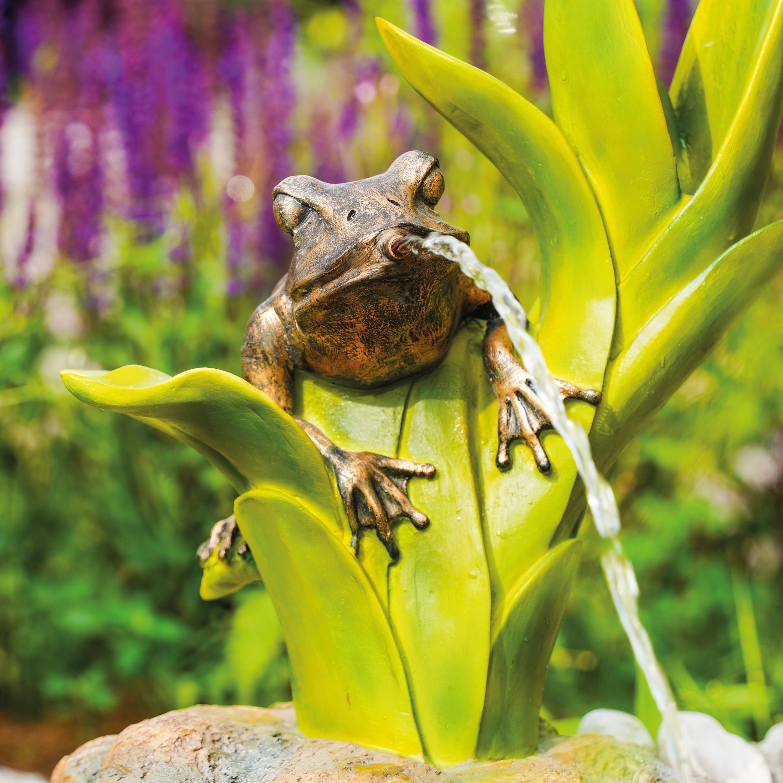 esotec Wasserspeier Figur Frosch sitzend auf Blättern mit Schlauch 1,5m, 31x46x22cm 100741 (Komplettset)