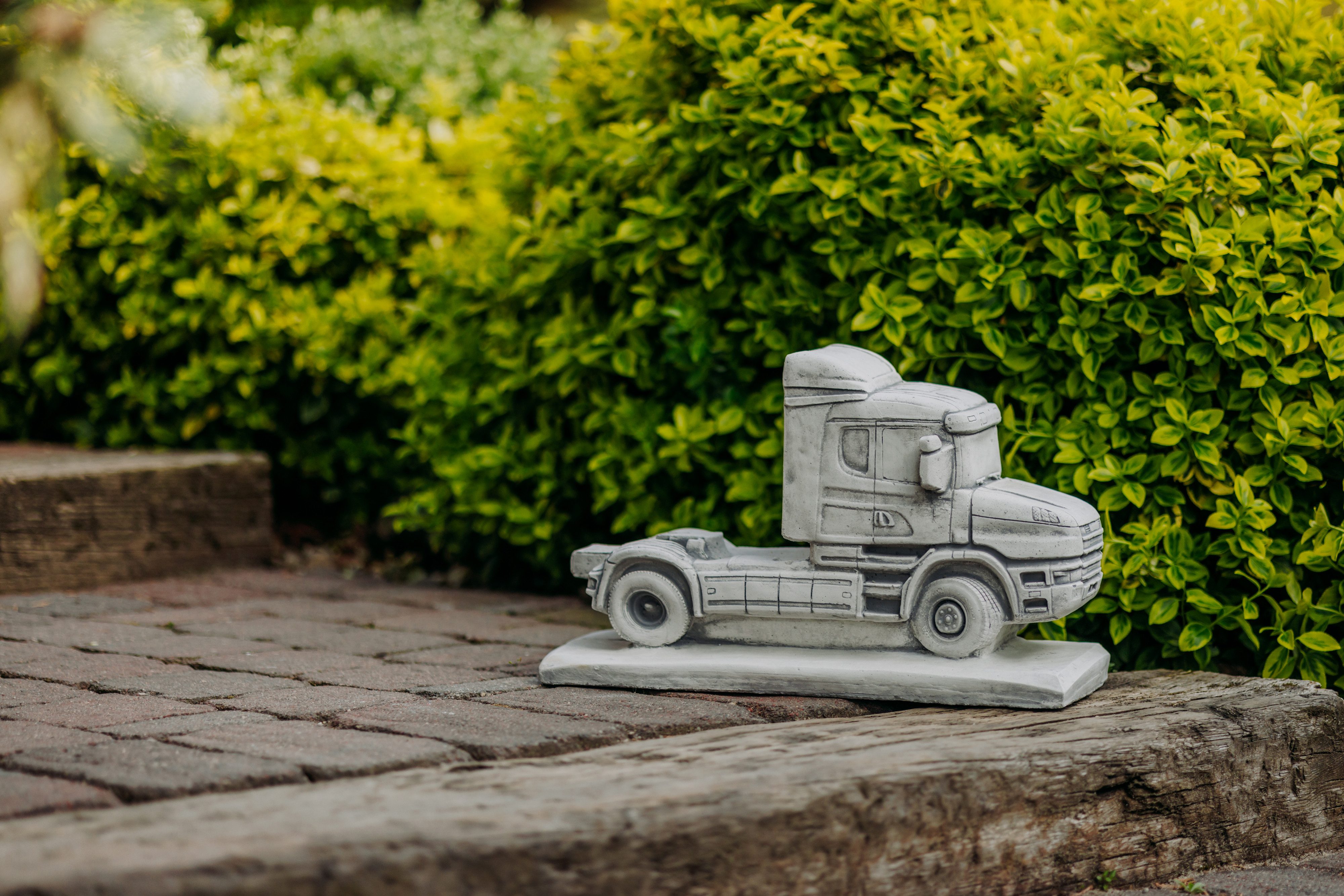 gartendekoparadies.de Gartenfigur Steinfigur Truck LKW-Zugmaschine für Garten, H. 29 cm, 24 kg, Frostsicher