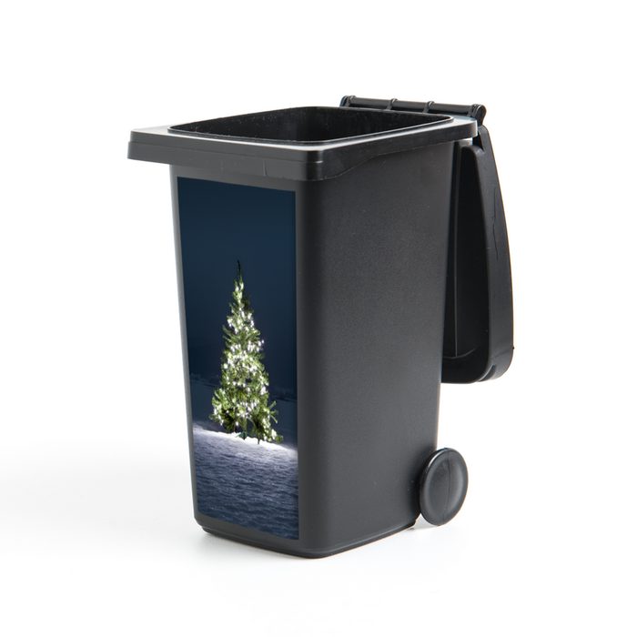 MuchoWow Wandsticker Der Tannenbaum mit Lichtern in der Dunkelheit (1 St) Mülleimer-aufkleber Mülltonne Sticker Container Abfalbehälter