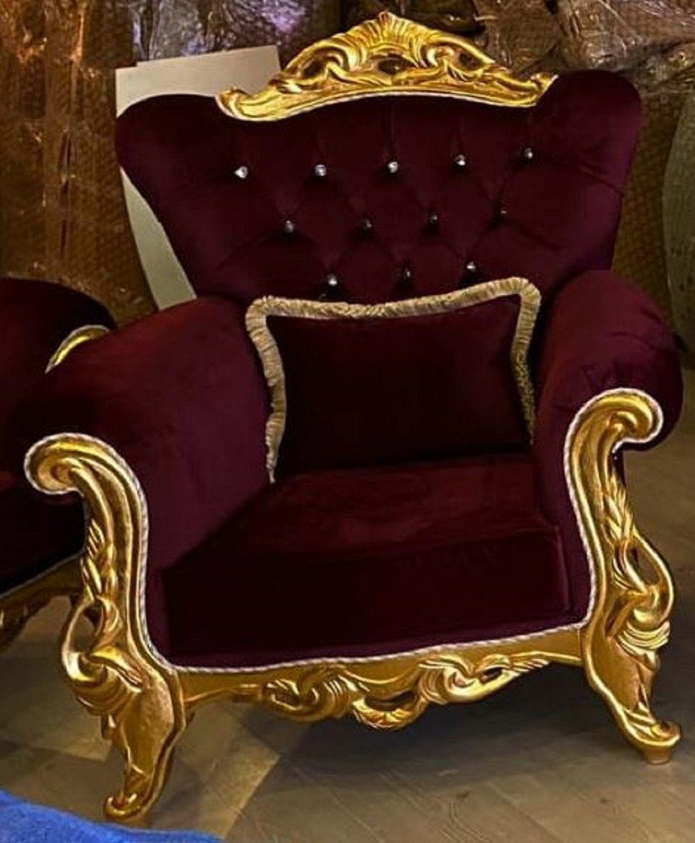Casa Padrino Sessel Casa Padrino Luxus Barock Sessel Bordeauxrot / Gold - Wohnzimmer Sessel mit Glitzersteinen - Barockstil Wohnzimmer Möbel - Luxus Möbel im Barockstil - Barock Einrichtung - Wohnzimmer Einrichtung